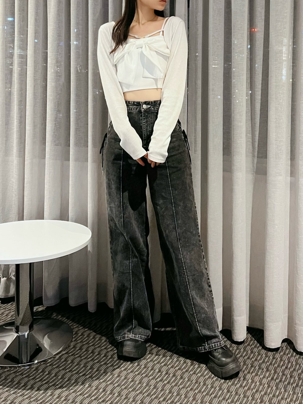 ブラック系のデニムパンツ、ホワイト系のシャツ/ブラウス、ゴールド系のネックレスを着用したレディースの夏コーディネートの1枚目の写真