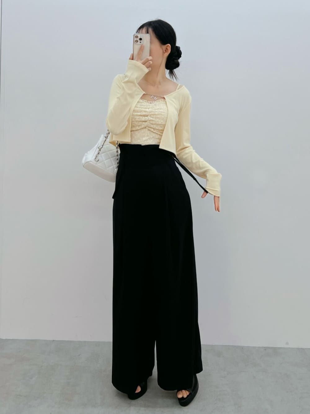 ホワイト系のバックパック/リュック、ブラック系のその他パンツ、ブラック系のサンダルを着用したレディースの春コーディネートの1枚目の写真