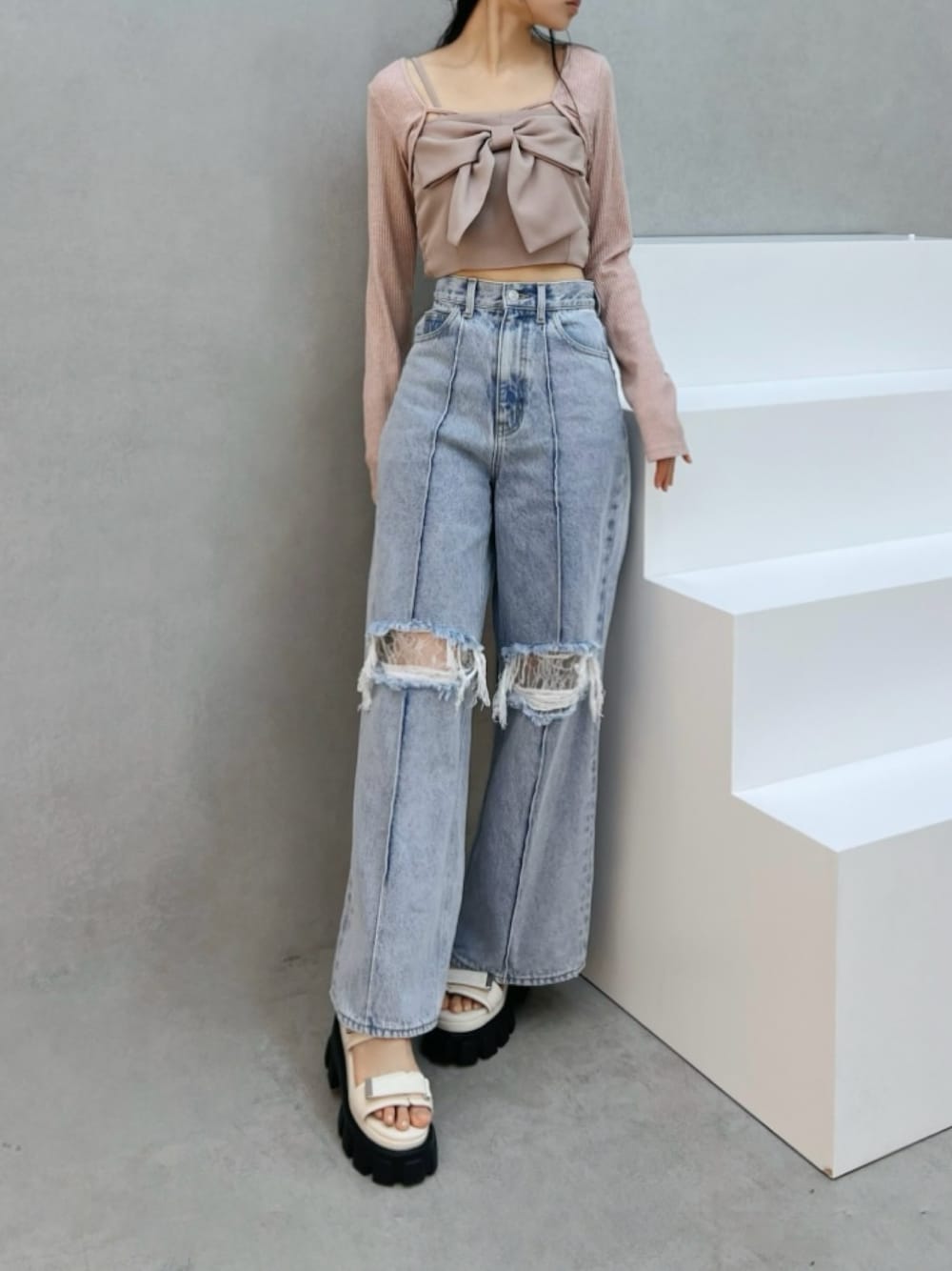 ブルー系のデニムパンツ、ホワイト系のサンダル、ピンク系のシャツ/ブラウスを着用したレディースの夏コーディネートの1枚目の写真