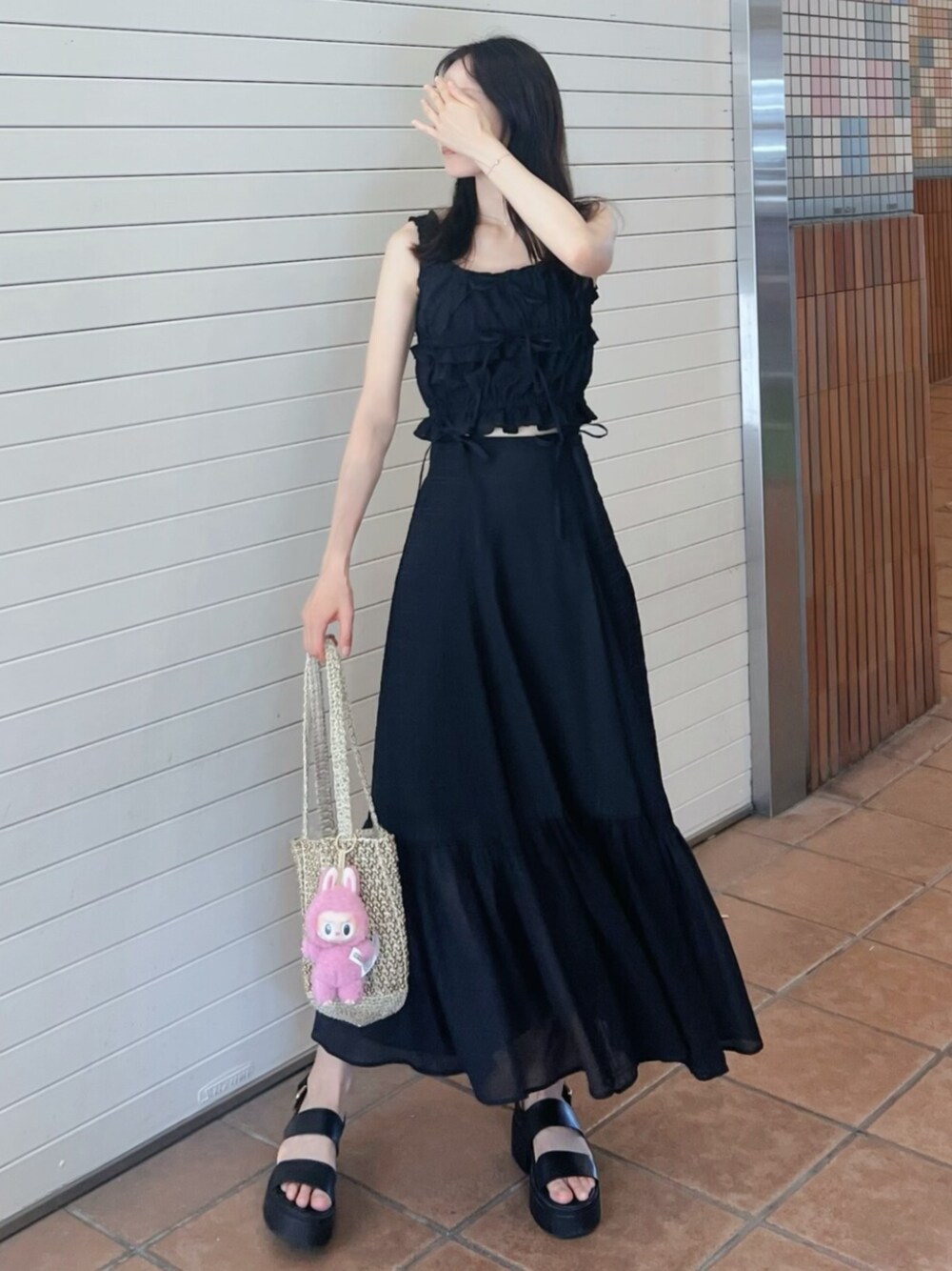 ブラック系のスカート、ブラック系のキャミソールを着用したレディースの夏コーディネートの1枚目の写真