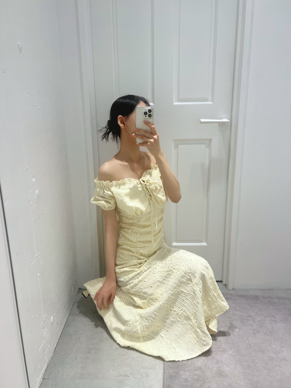 イエロー系のワンピース、イエロー系のパンプスを着用したレディースの夏コーディネートの1枚目の写真