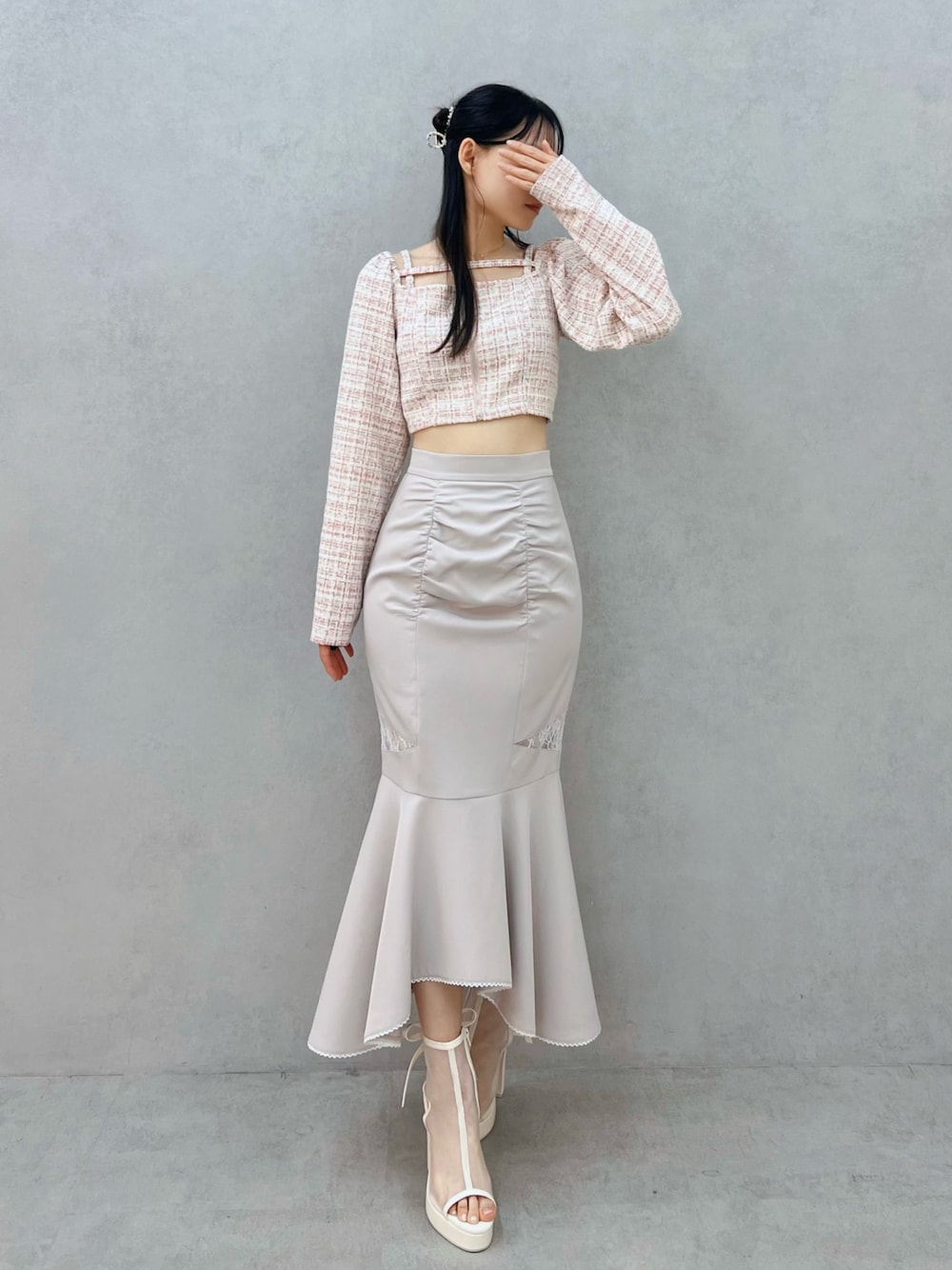 グレー系のスカート、ホワイト系のサンダル、ピンク系のシャツ/ブラウスを着用したレディースの春コーディネートの1枚目の写真