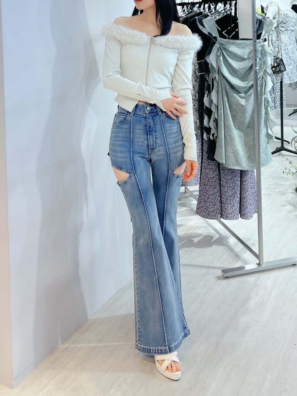 ブルー系のデニムパンツ、ホワイト系のTシャツ/カットソー、ホワイト系のサンダルを着用したレディースの夏コーディネートの1枚目の写真