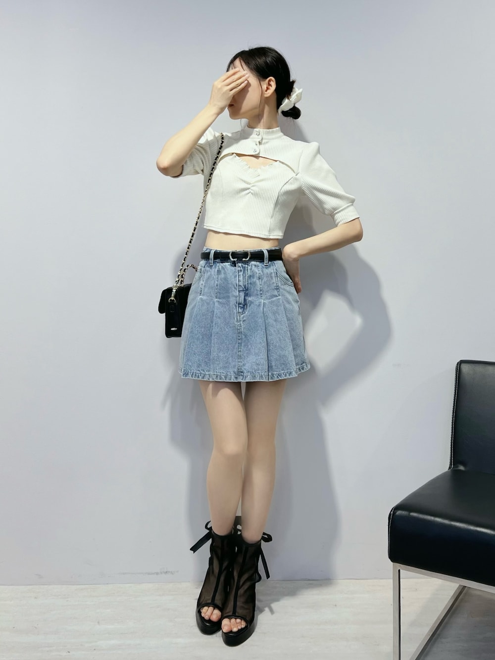 ブルー系のデニムスカート、ブラック系のサンダル、ホワイト系のTシャツ/カットソーを着用したレディースの夏コーディネートの1枚目の写真