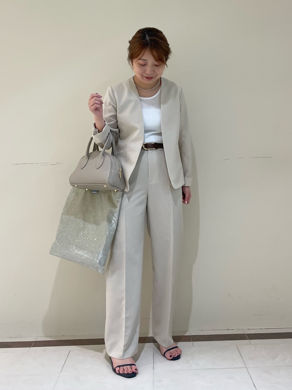 「NOLLEY’Sの《セットアップ対応》ウォッシャブルドライトロピカルVネックジャケット（ノーカラージャケット、ベージュ系）」を使った、nolhamadaさん（レディース・153cm）の春コーディネートの1枚目の写真