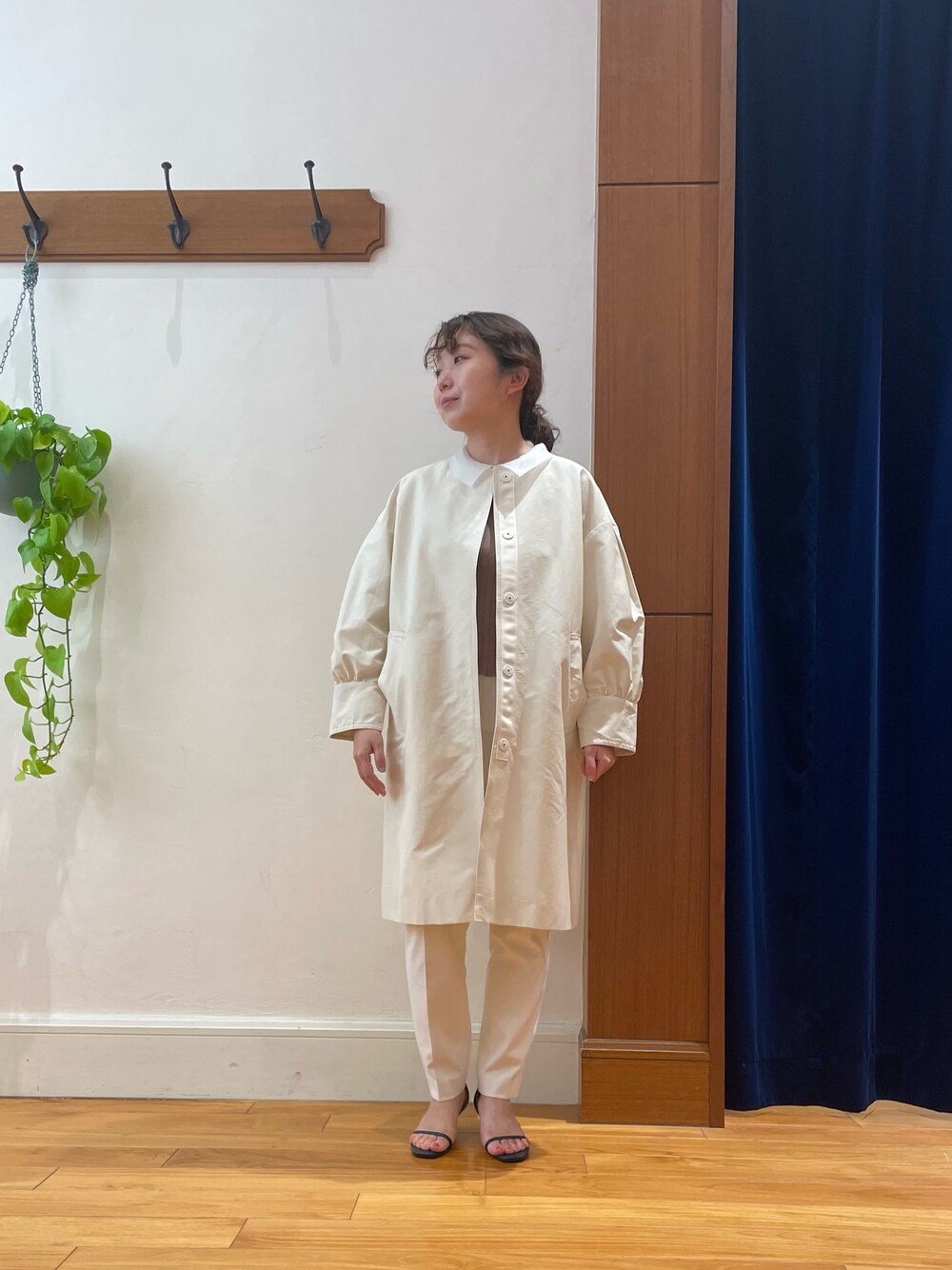 ホワイト系のその他アウター、ホワイト系のその他パンツ、ベージュ系のニット/セーターを着用したレディースの春コーディネートの1枚目の写真