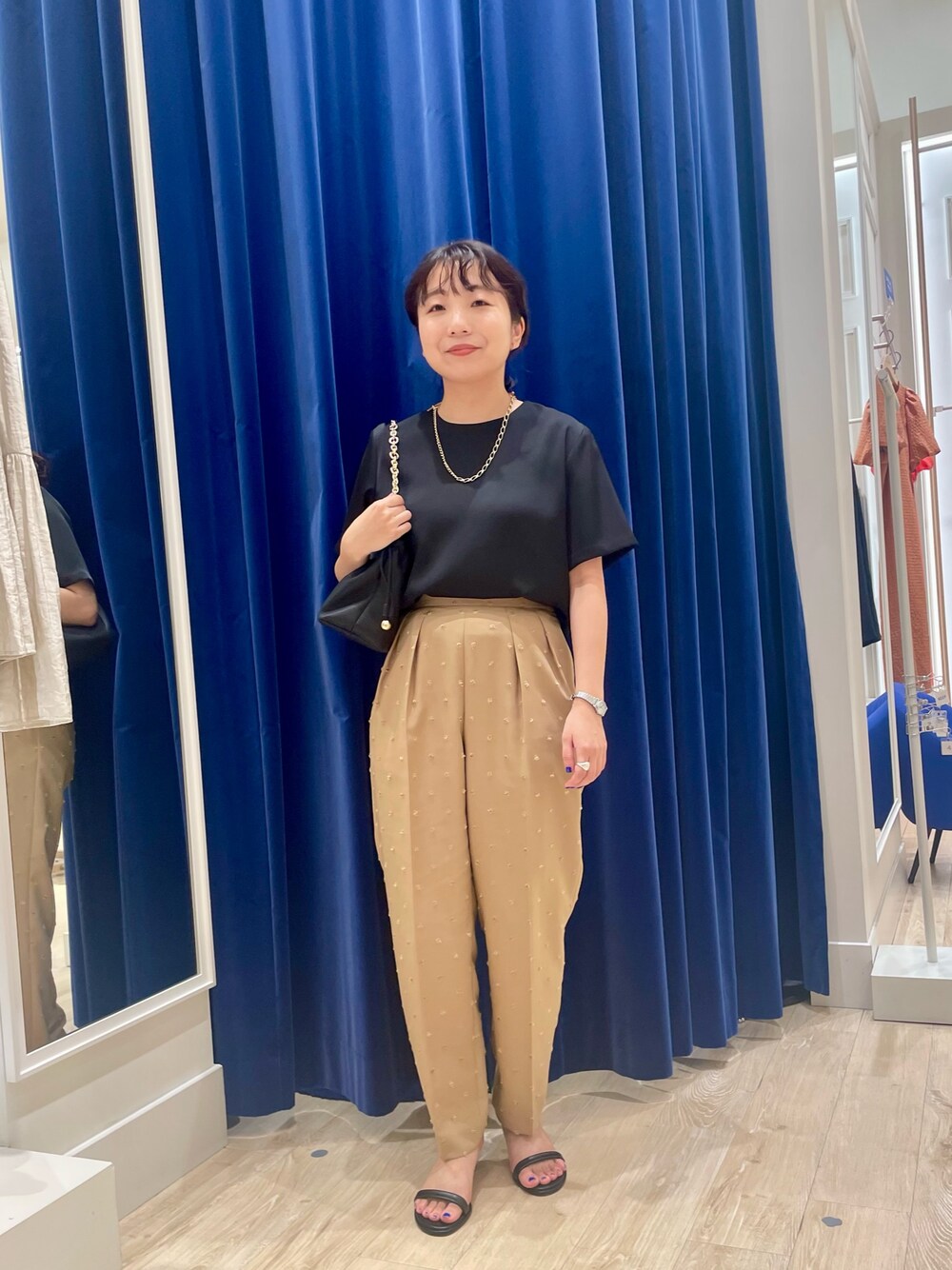 ブラック系のシャツ/ブラウス、イエロー系のその他パンツ、ブラック系のショルダーバッグを着用したレディースの夏コーディネートの1枚目の写真