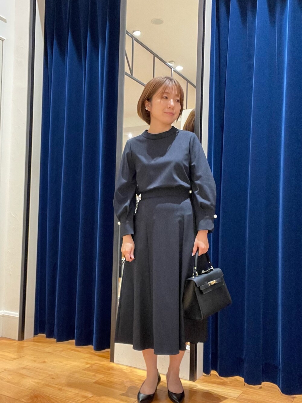 ブルー系のシャツ/ブラウス、ブルー系のスカートを着用したレディースの秋コーディネートの1枚目の写真