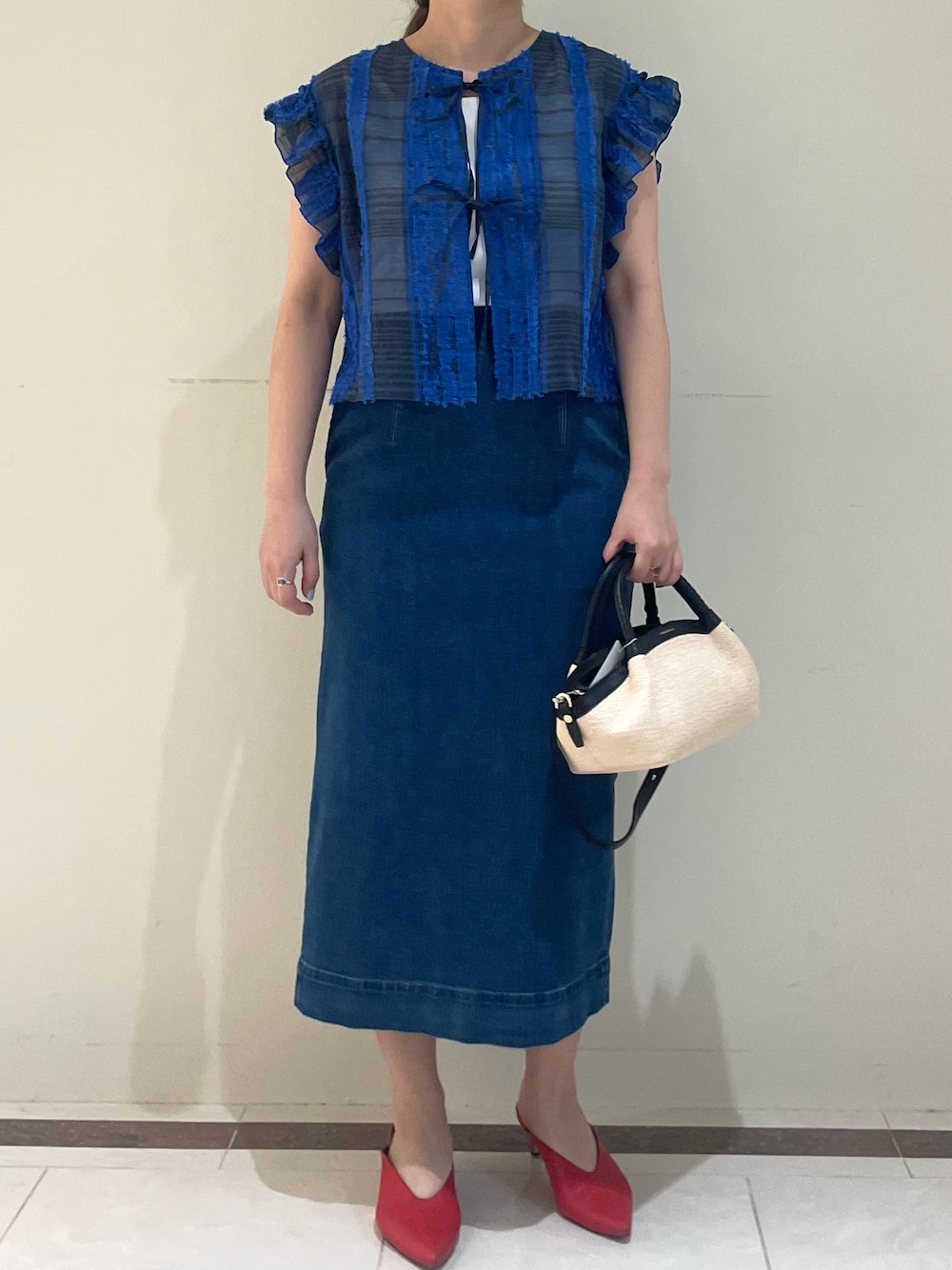 ブルー系のシャツ/ブラウス、ブルー系のスカートを着用したレディースの春コーディネートの1枚目の写真