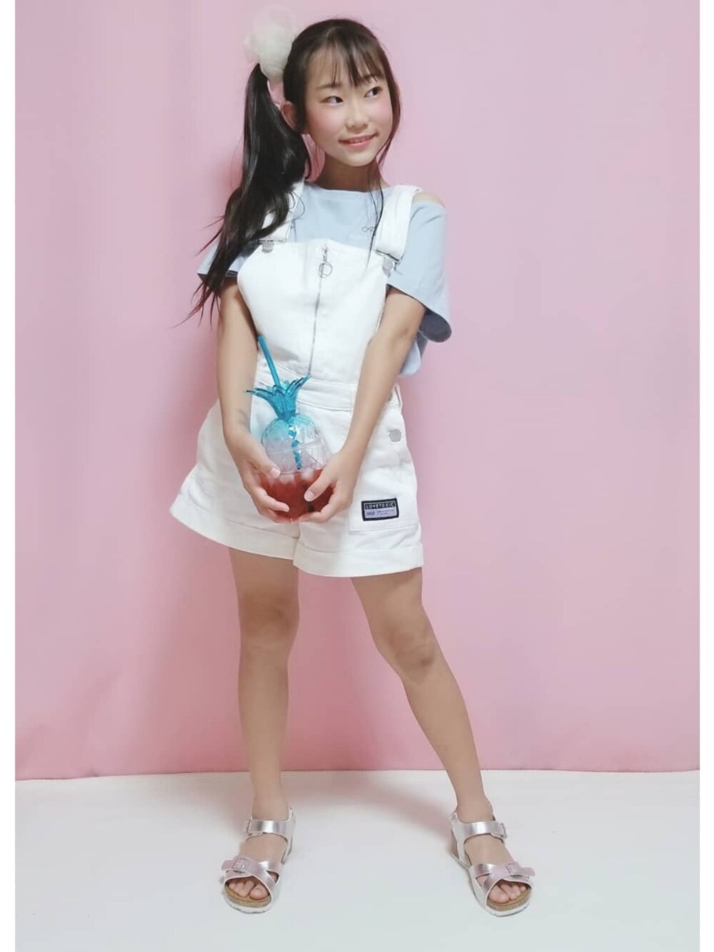 「サロペット、スポーツサンダル、シルバー、Lovetoxic、ポニーテール、ビッグシュシュ」｜「LOVETOXICの肩開き半袖Tシャツ（Tシャツ/カットソー、ブルー系）」を使った、Mikiさん（キッズ・139cm）の夏コーディネートの1枚目の写真