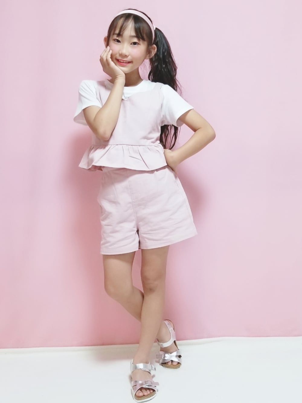 「セットアップ、キッズファッション、ガーリー、Lovetoxic、ピンク、ピンク×ホワイト」｜「LOVETOXICのビスチェショートパンツ3点セット（アンサンブル、ピンク系）」を使った、Mikiさん（キッズ・140cm）の夏コーディネートの1枚目の写真