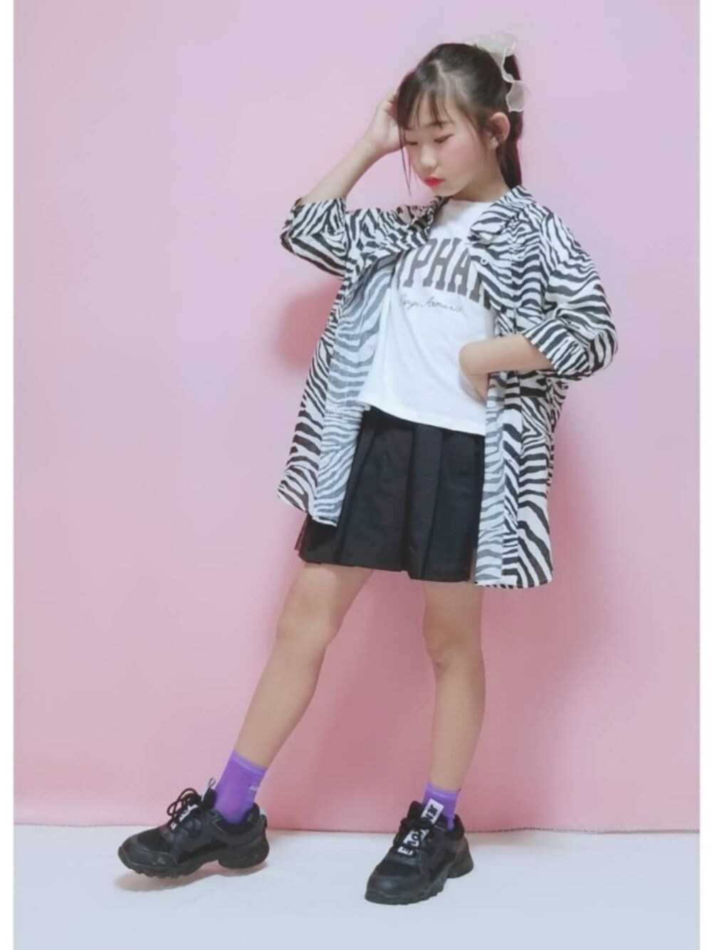 ブラック系のスニーカー、ブラック系のシャツ/ブラウス、ホワイト系のTシャツ/カットソーを着用したキッズの夏コーディネートの1枚目の写真