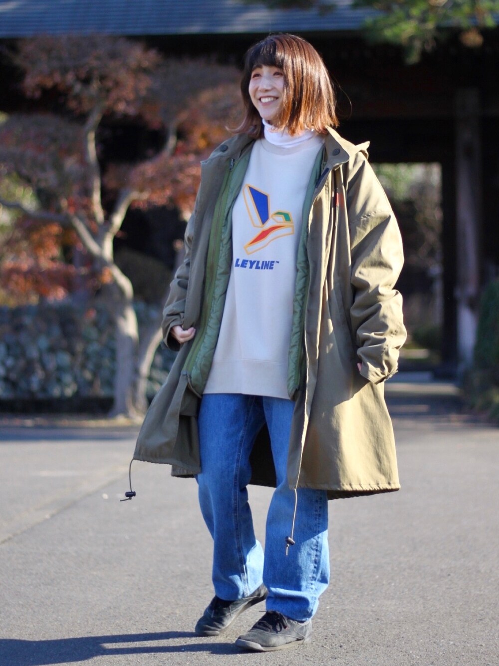 「スウェット、ロゴスウェット、モッズコート、ミリタリー、タートルネック、デニムパンツ、ビッグシルエット、休日スタイル、冬コーデ、着回しコーデ、あったかコーデ、メンズライク、レイヤードスタイル、UNIQLO、Leyline」｜「LeylineのL bird sweat（スウェット、ブラウン系）」を使った、soe213さん（レディース・154cm）の冬コーディネートの1枚目の写真