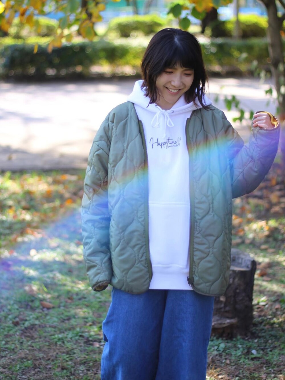 「パーカー、ロゴスウェット、デニムパンツ、ワイドパンツ、モッズコート、キルティングジャケット、ビッグシルエット、グリーン、ストリート、アウトドアスタイル、休日スタイル、メンズライク、カジュアルコーデ、冬コーデ、Leyline」｜「LeylineのSmily parka（パーカー、ホワイト系）」を使った、soe213さん（レディース・154cm）の冬コーディネートの1枚目の写真