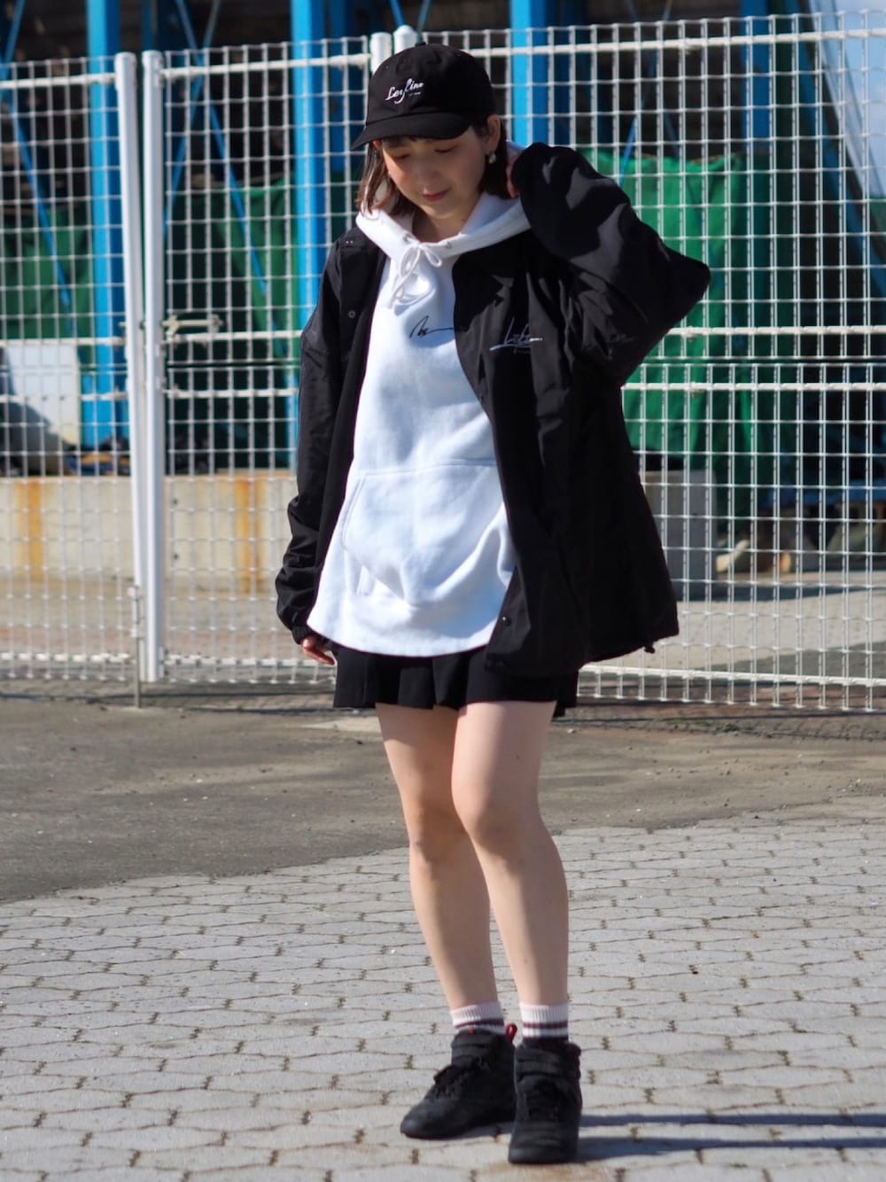 「パーカー、コーチジャケット、ショートパンツ、キャップ、ハイカットスニーカー、ビッグシルエット、オーバーサイズ、ストリート、ストリートMIX、メンズライク、モノトーン、韓国ファッション、シンプルコーデ、レイヤードスタイル、Leyline」｜「Leylineのcotton logo cap（キャップ、ブラック系）」を使った、soe213さん（レディース・154cm）の冬コーディネートの1枚目の写真