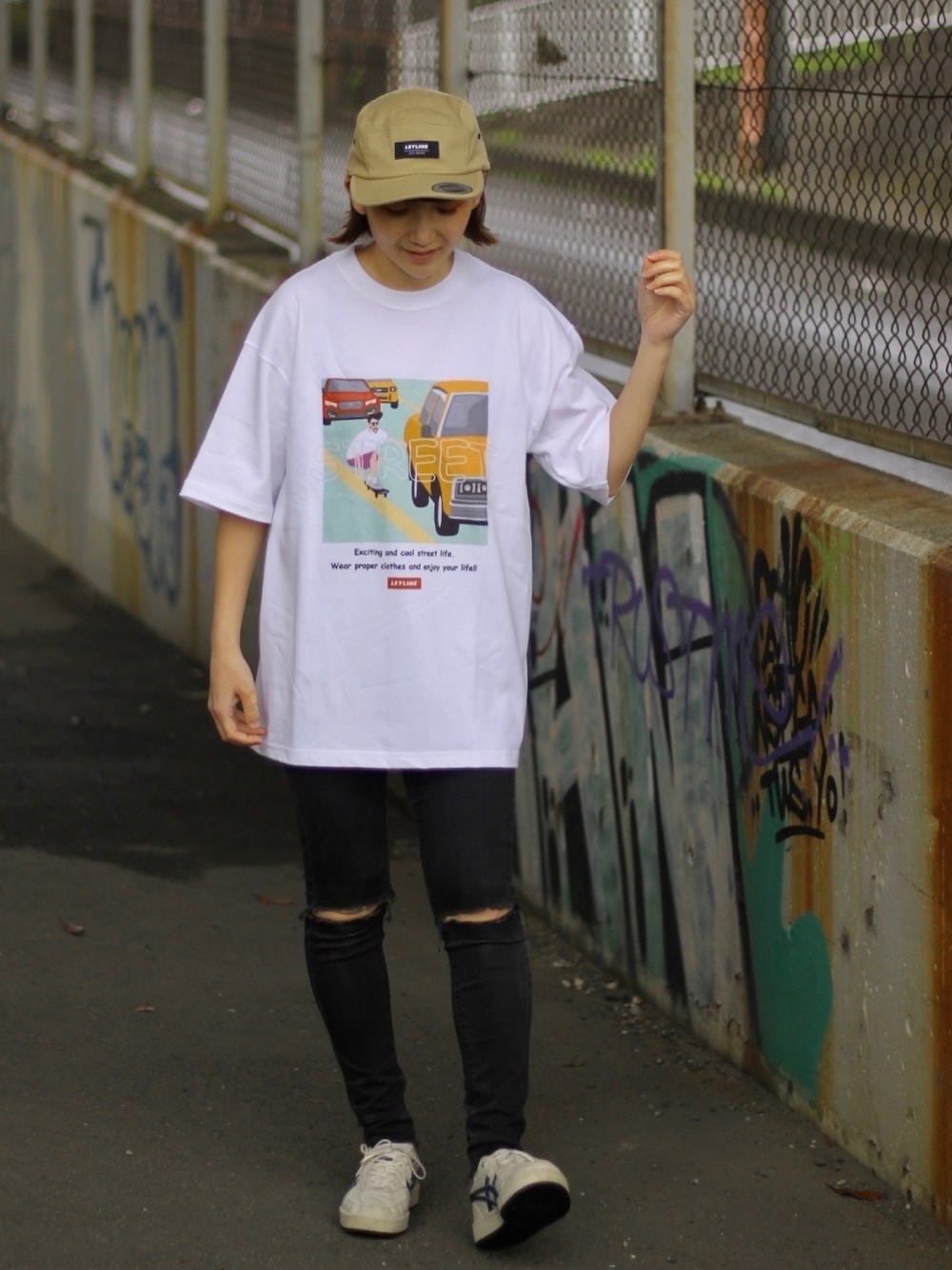 「白Tシャツ、スキニー、キャップ、白スニーカー、ビッグシルエット、ストリート、メンズライク、スケータースタイル、パンツスタイル、休日スタイル、シンプルコーデ、ラクチンコーデ、夏コーデ、UNIQLO、Leyline」｜「Leylineのstreet smith tee（Tシャツ/カットソー、ホワイト系）」を使った、soe213さん（レディース・154cm）の春コーディネートの1枚目の写真