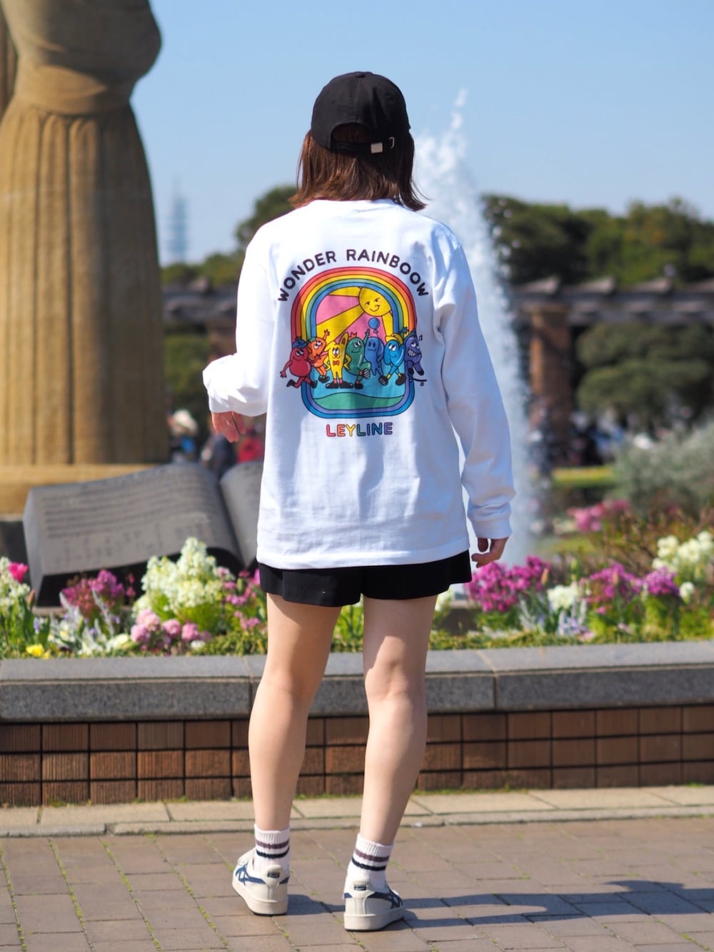 「ロンT、ロゴT、プリントT、白Tシャツ、ショートパンツ、キャップ、白スニーカー、ストリート、カジュアル、春コーデ、ゆるコーデ、休日コーデ、休日スタイル、Leyline」｜「LeylineのWonder rainbow l/s tee（Tシャツ/カットソー、ホワイト系）」を使った、soe213さん（レディース・154cm）の春コーディネートの1枚目の写真