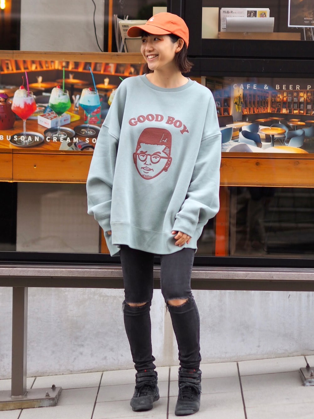 「スウェット、トレーナー、ビッグシルエット、キャップ、スニーカー、UNIQLO、ストリート、メンズライク、カジュアル、休日スタイル、ラフ、シンプルコーデ、秋コーデ、冬コーデ、Leyline」｜「LeylineのL cap（キャップ、オレンジ系）」を使った、soe213さん（レディース・154cm）の秋コーディネートの1枚目の写真