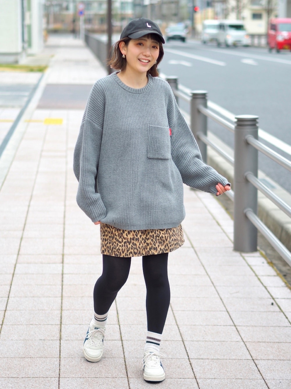 「ニット、カラーニット、セーター、白スニーカー、キャップ、ビッグシルエット、レオパード、韓国ファッション、ストリート、ラフ、休日スタイル、スカートスタイル、シンプルコーデ、カジュアルコーデ、Leyline」｜「Leylineのpocket sweater（ニット/セーター、グレー系）」を使った、soe213さん（レディース・154cm）の冬コーディネートの1枚目の写真