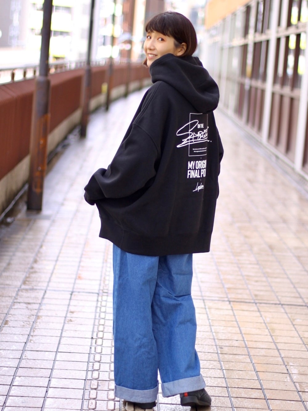 「スニーカー、ビッグシルエット、カジュアル、ブラック、パーカー、ストリート、休日スタイル、ワイドパンツ、メンズライク、シンプルコーデ、バックプリント、ラクチンコーデ、ワイドデニム、秋コーデ、Leyline」｜「Leylineのb/s street parka（パーカー、ブラック系）」を使った、soe213さん（レディース・154cm）の秋コーディネートの1枚目の写真