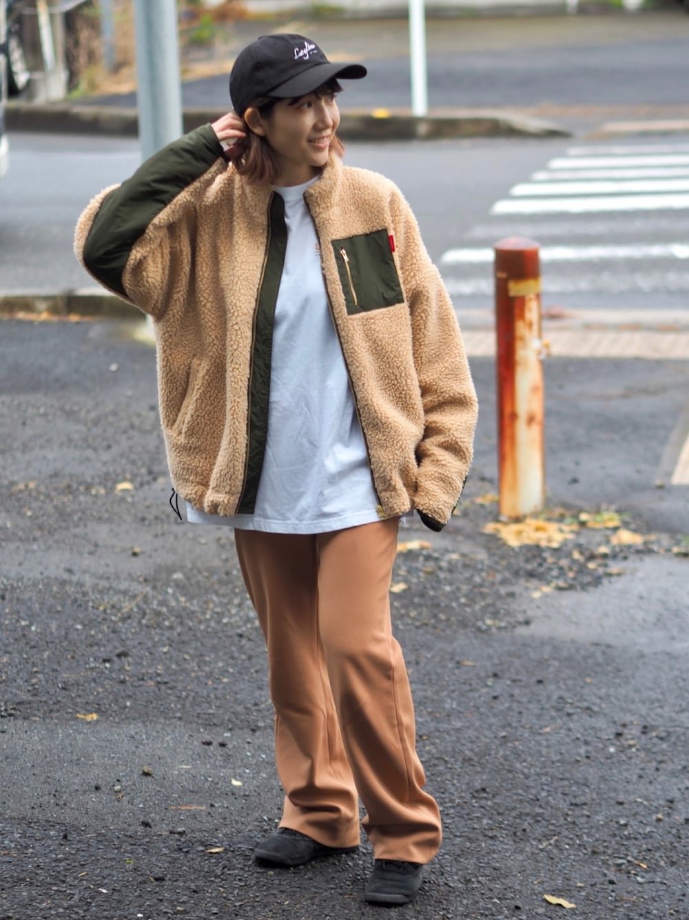 「ボアジャケット、ロンT、ビッグシルエット、フレアパンツ、キャップ、ストリート、休日スタイル、メンズライク、カジュアル、ブラウン、ラフ、シンプルコーデ、ゆるコーデ、秋冬コーデ、Leyline」｜「Leylineのcotton logo cap（キャップ、ブラック系）」を使った、soe213さん（レディース・154cm）の冬コーディネートの1枚目の写真