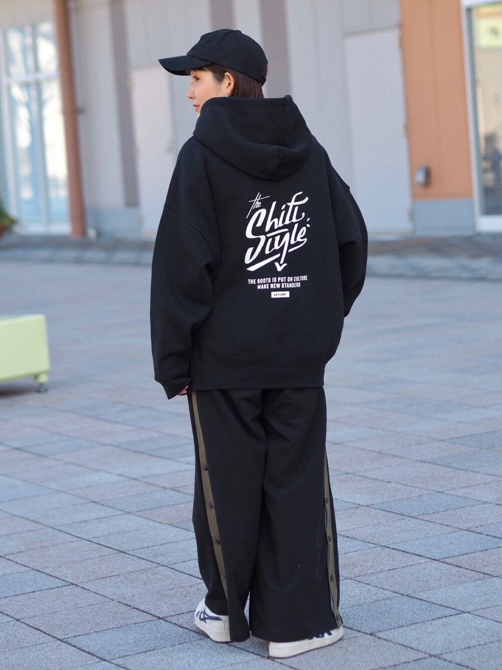 「パーカー、ビッグシルエット、オーバーサイズ、ワイドパンツ、キャップ、白スニーカー、ストリート、メンズライク、スケータースタイル、休日スタイル、ブラック、モノトーン、シンプルコーデ、ワントーンコーデ、Leyline」｜「LeylineのSector cap｜Black（キャップ、ブラック系）」を使った、soe213さん（レディース・154cm）の春コーディネートの1枚目の写真