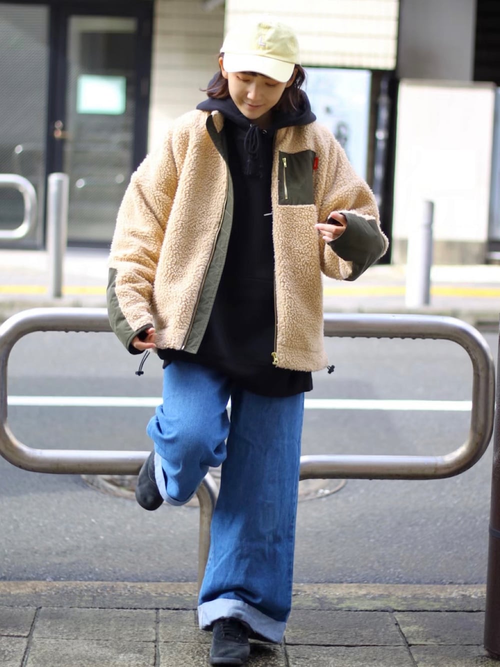 「ボアジャケット、パーカー、ワイドパンツ、キャップ、ストリート、ビッグシルエット、メンズライク、シンプルコーデ、休日スタイル、冬コーデ、カジュアルコーデ、ユニセックス、アウター、ボア、Leyline」｜「LeylineのL cap（キャップ、イエロー系）」を使った、soe213さん（レディース・154cm）の冬コーディネートの1枚目の写真