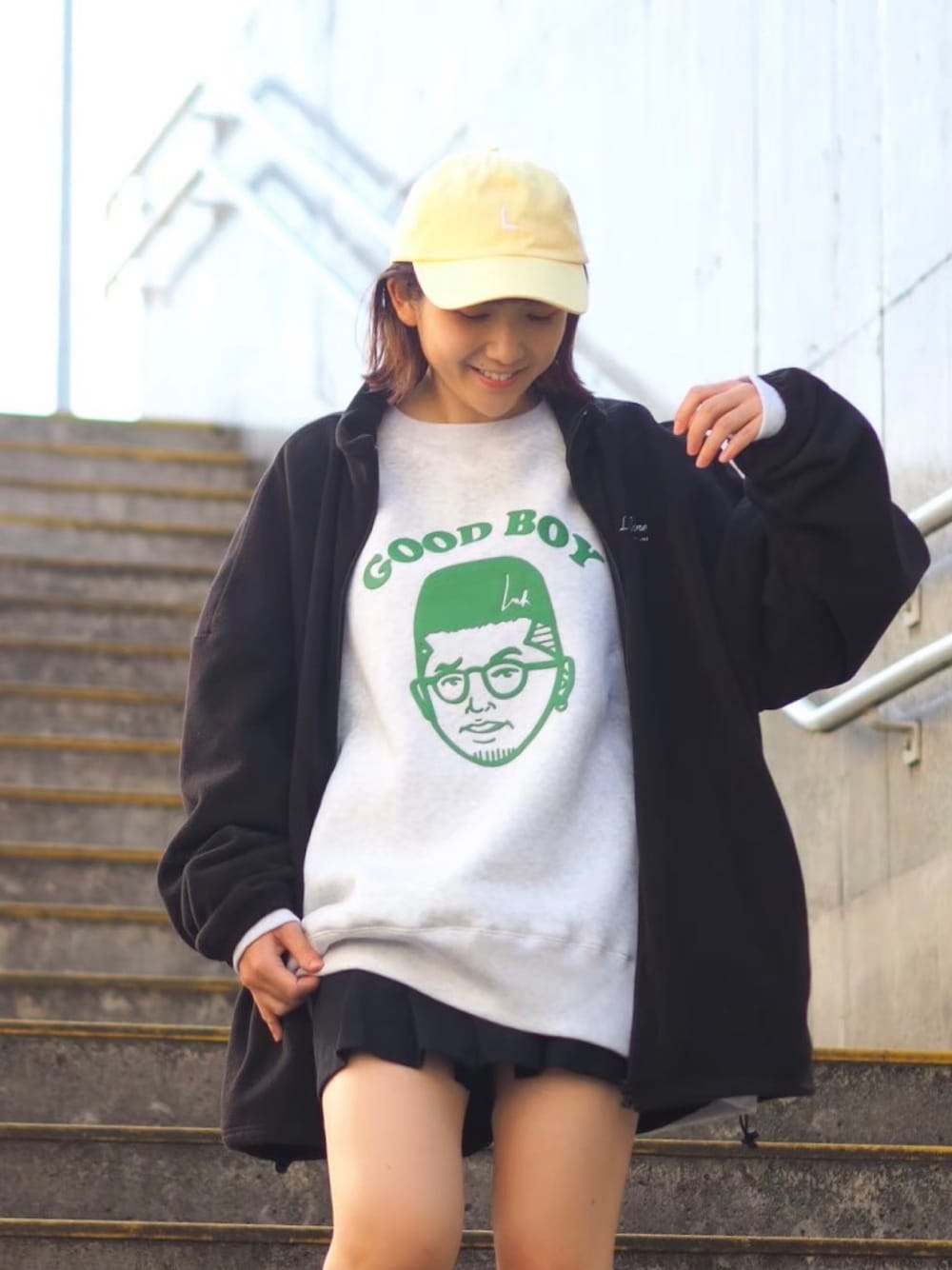 「スウェット、ロゴスウェット、フリース、ビッグシルエット、オーバーサイズ、ショートパンツ、ストリート、グリーン、休日スタイル、シンプルコーデ、カジュアルコーデ、ラクチンコーデ、ゆるコーデ、秋冬コーデ、Leyline」｜「LeylineのL cap（キャップ、イエロー系）」を使った、soe213さん（レディース・154cm）の冬コーディネートの1枚目の写真