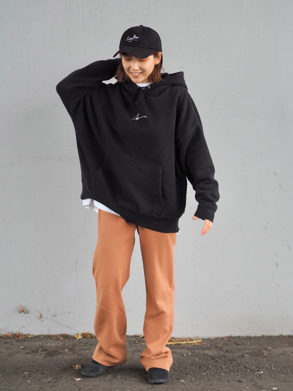 「パーカー、ビッグシルエット、オーバーサイズ、ロンT、キャップ、ストリート、古着MIX、レイヤードスタイル、シンプルコーデ、休日スタイル、秋冬コーデ、ラフ、メンズライク、パンツコーデ、Leyline」｜「Leylineのcotton logo cap（キャップ、ブラック系）」を使った、soe213さん（レディース・154cm）の冬コーディネートの1枚目の写真