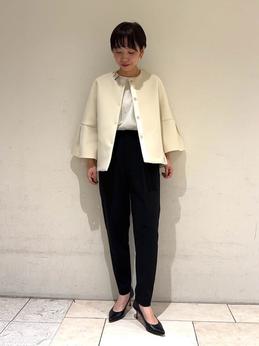 「ケープ、ケープブラウス、ブラウス、セレモニー、セレモニーコーデ、入学式、パンツスタイル、パンツコーデ、低身長、低身長コーデ、154cm、ショートヘア」｜「NOLLEY’Sのウォッシャブルストレッチジョーゼットケープ風ブラウス（シャツ/ブラウス、ホワイト系）」を使った、nol takemoriさん（レディース・154cm）の冬コーディネートの1枚目の写真