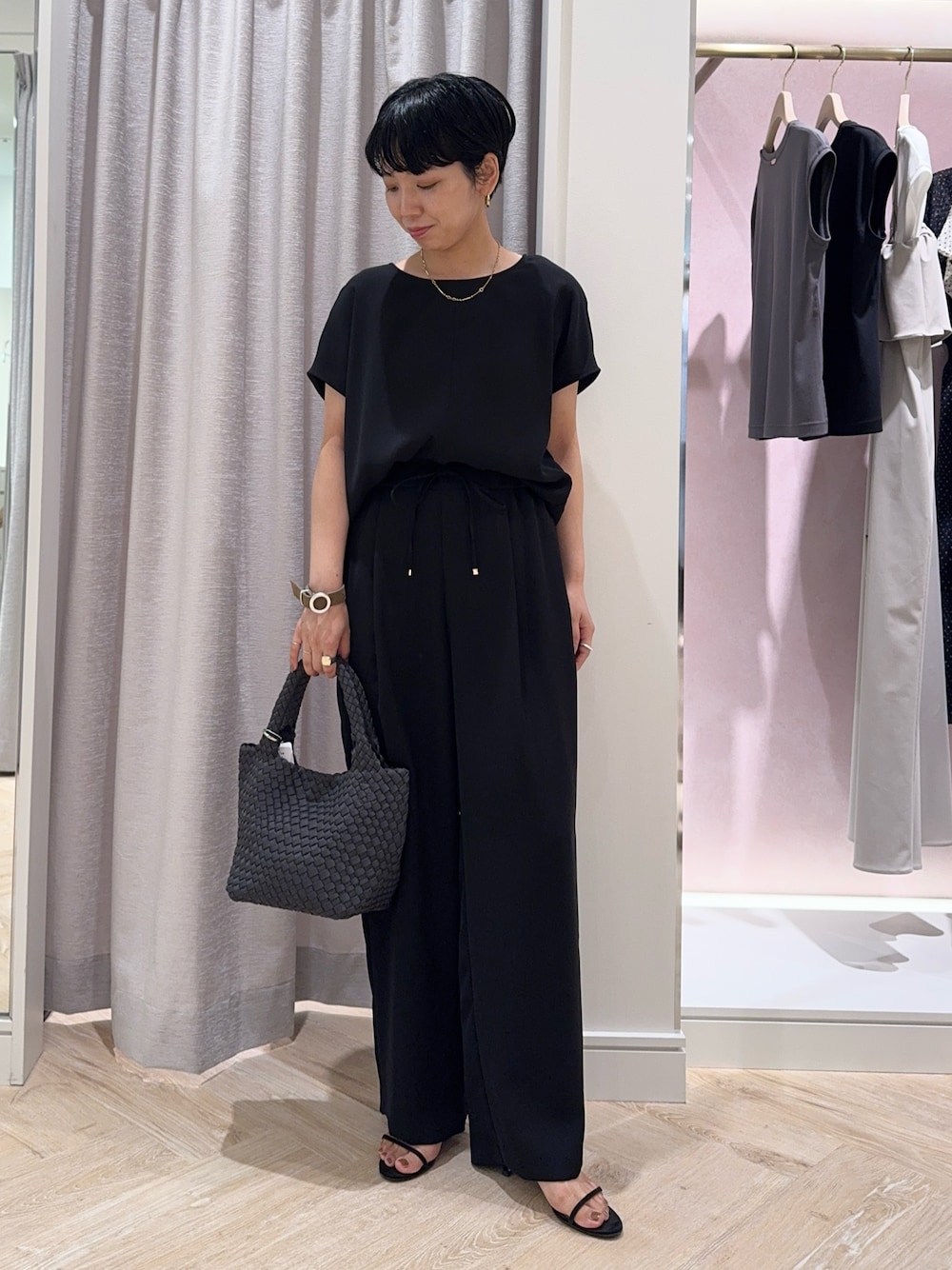 ブラック系のシャツ/ブラウス、グレー系のショルダーバッグ、ブラック系のその他パンツを着用したレディースの夏コーディネートの1枚目の写真