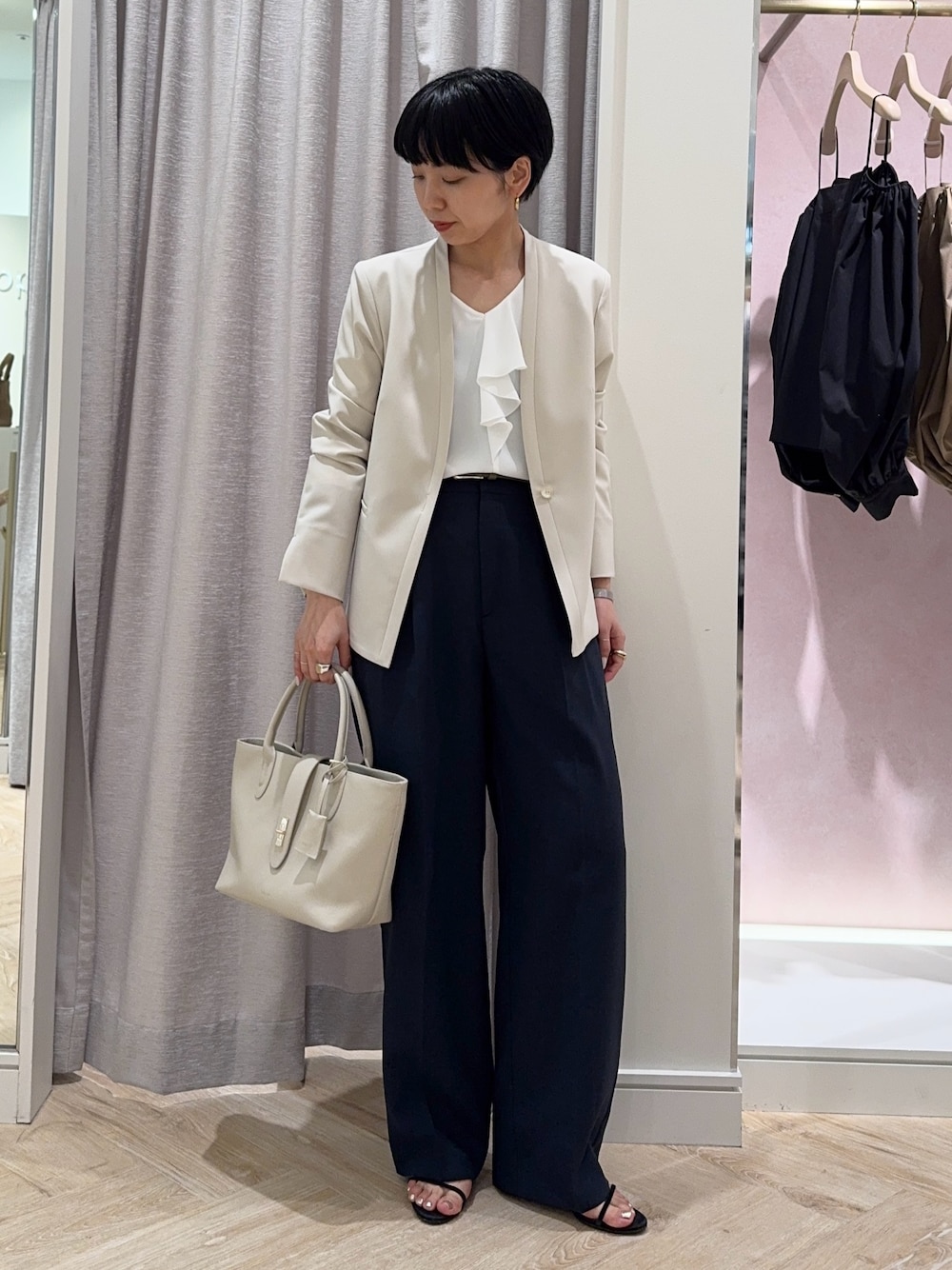 ホワイト系のシャツ/ブラウス、ベージュ系のノーカラージャケット、ブルー系のその他パンツを着用したレディースの春コーディネートの1枚目の写真