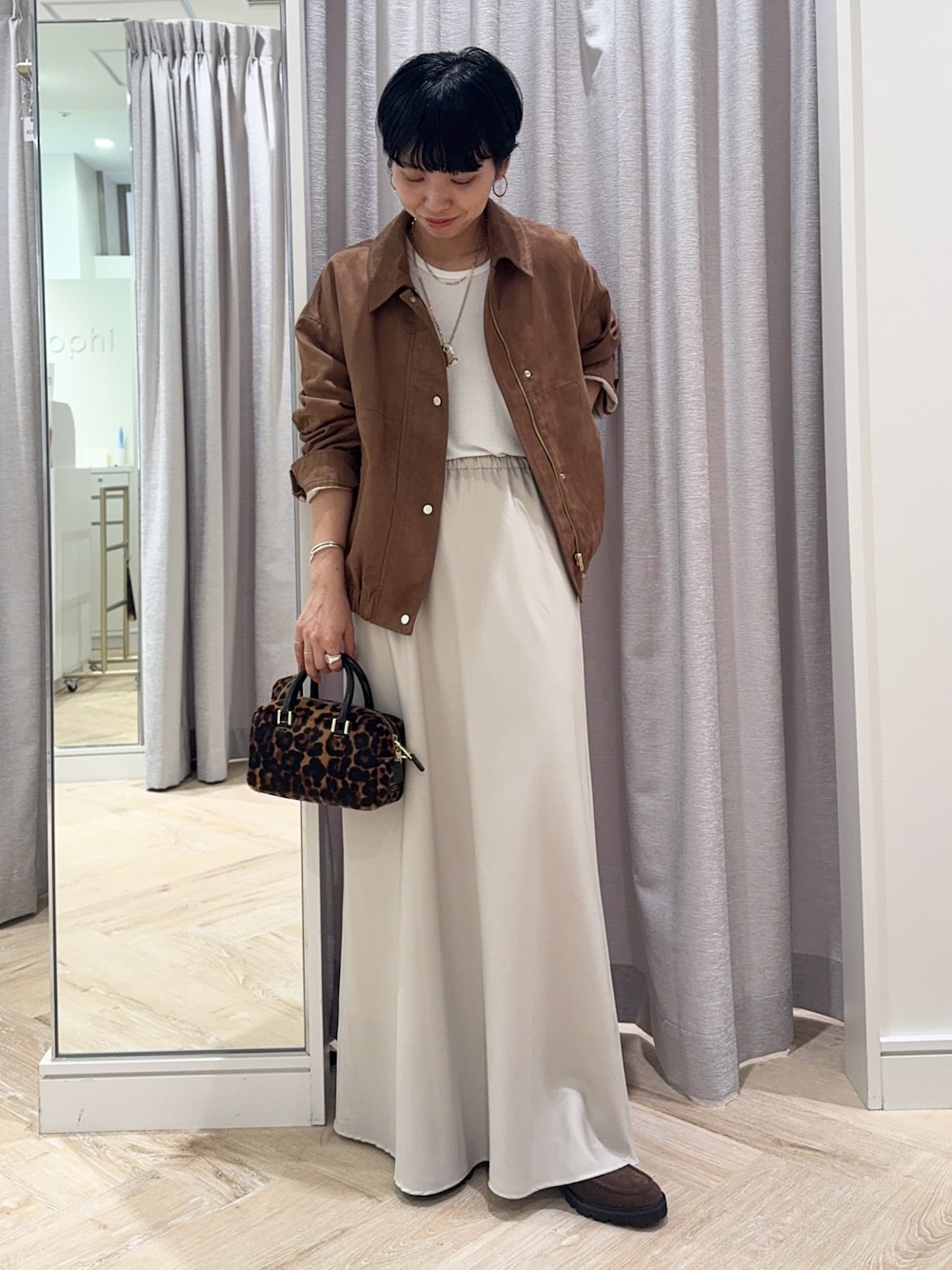 ホワイト系のTシャツ/カットソー、イエロー系のブルゾン、その他のボストンバッグを着用したレディースの秋コーディネートの1枚目の写真