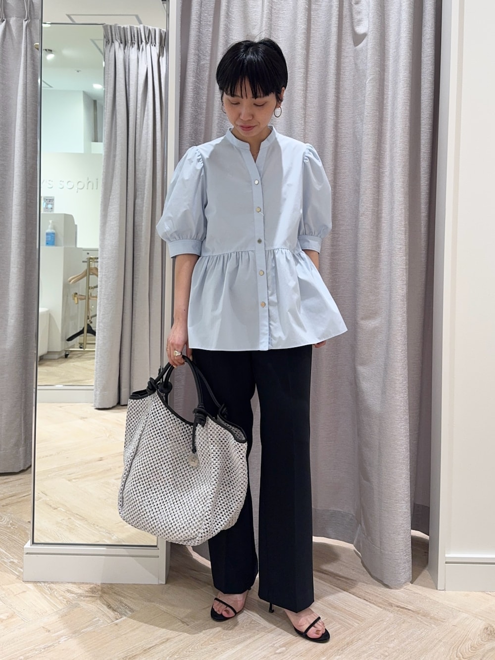 「ペプラム、ぺプラムトップス、ぺプラム、シンプル、シンプルコーデ、シンプルスタイル、きれいめ、キレイめ、オフィスカジュアル、オフィススタイル、ショートヘア、低身長、低身長コーデ、154cm、パンツ」｜「NOLLEY’S Sophiのペプラムシャツブラウス（シャツ/ブラウス、ブルー系）」を使った、nol takemoriさん（レディース・154cm）の春コーディネートの1枚目の写真
