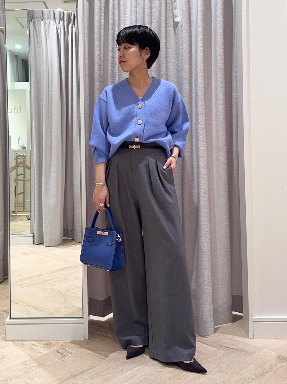 ブルー系のカーディガン/ボレロ、グレー系のその他パンツ、ブルー系のショルダーバッグを着用したレディースの冬コーディネートの1枚目の写真
