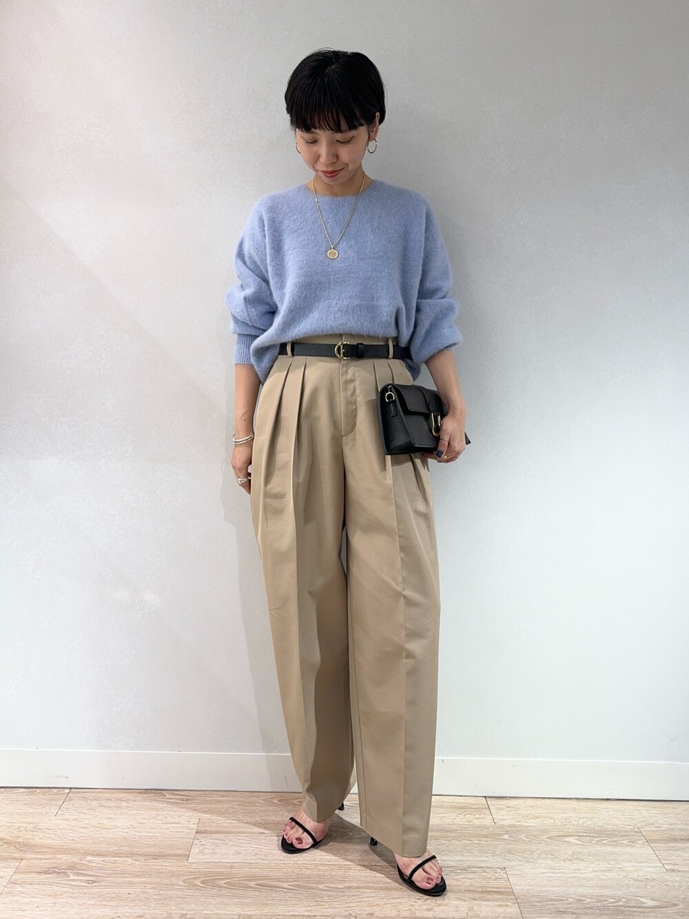 「ブルー、サックスブルー、チノパン、パンツスタイル、パンツコーデ、ニット、ニットコーデ、ショート丈トップス、ショート丈、きれいめカジュアル、大人カジュアル、低身長、低身長コーデ、154cm、ショートヘア」｜「NOLLEY’S Sophiのヘアリーショート丈クルーネックプルオーバーニット（ニット/セーター、ブルー系）」を使った、nol takemoriさん（レディース・154cm）の秋コーディネートの1枚目の写真