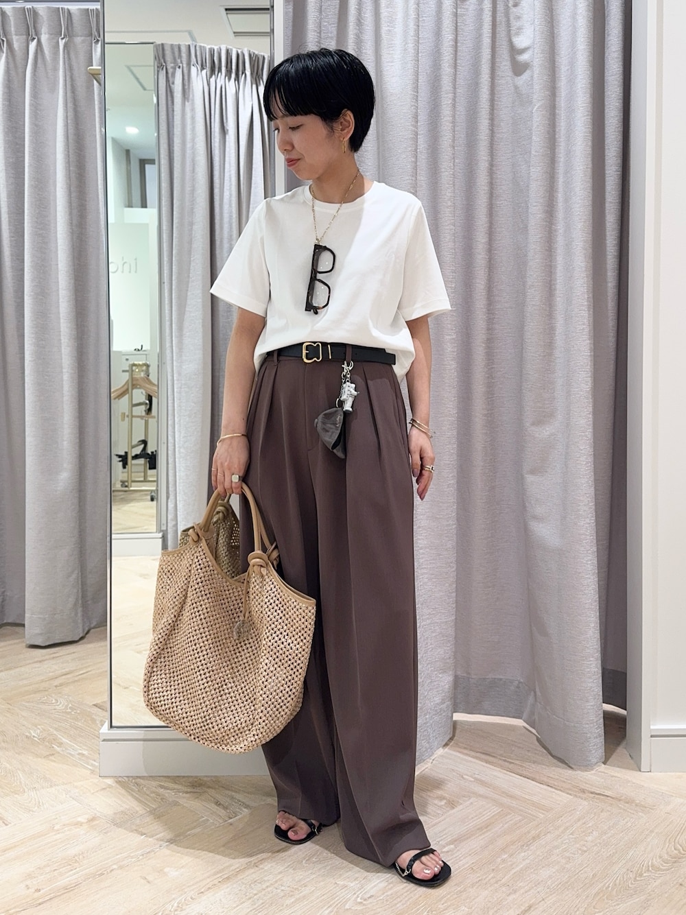 「ブラウン、ブラウンコーデ、パンツ、パンツスタイル、パンツコーデ、シンプル、シンプルコーデ、シンプルスタイル、ショートヘア、低身長、低身長コーデ、154cm、ショート丈、ショート丈トップス、ワイドパンツ」｜「NOLLEY’S SophiのW&W ショート丈Tシャツ（Tシャツ/カットソー、ホワイト系）」を使った、nol takemoriさん（レディース・154cm）の春コーディネートの1枚目の写真