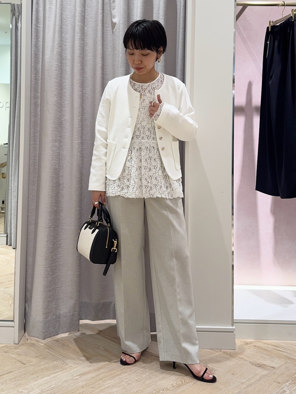 ホワイト系のシャツ/ブラウス、ホワイト系のノーカラージャケット、ベージュ系のその他パンツを着用したレディースの春コーディネートの1枚目の写真