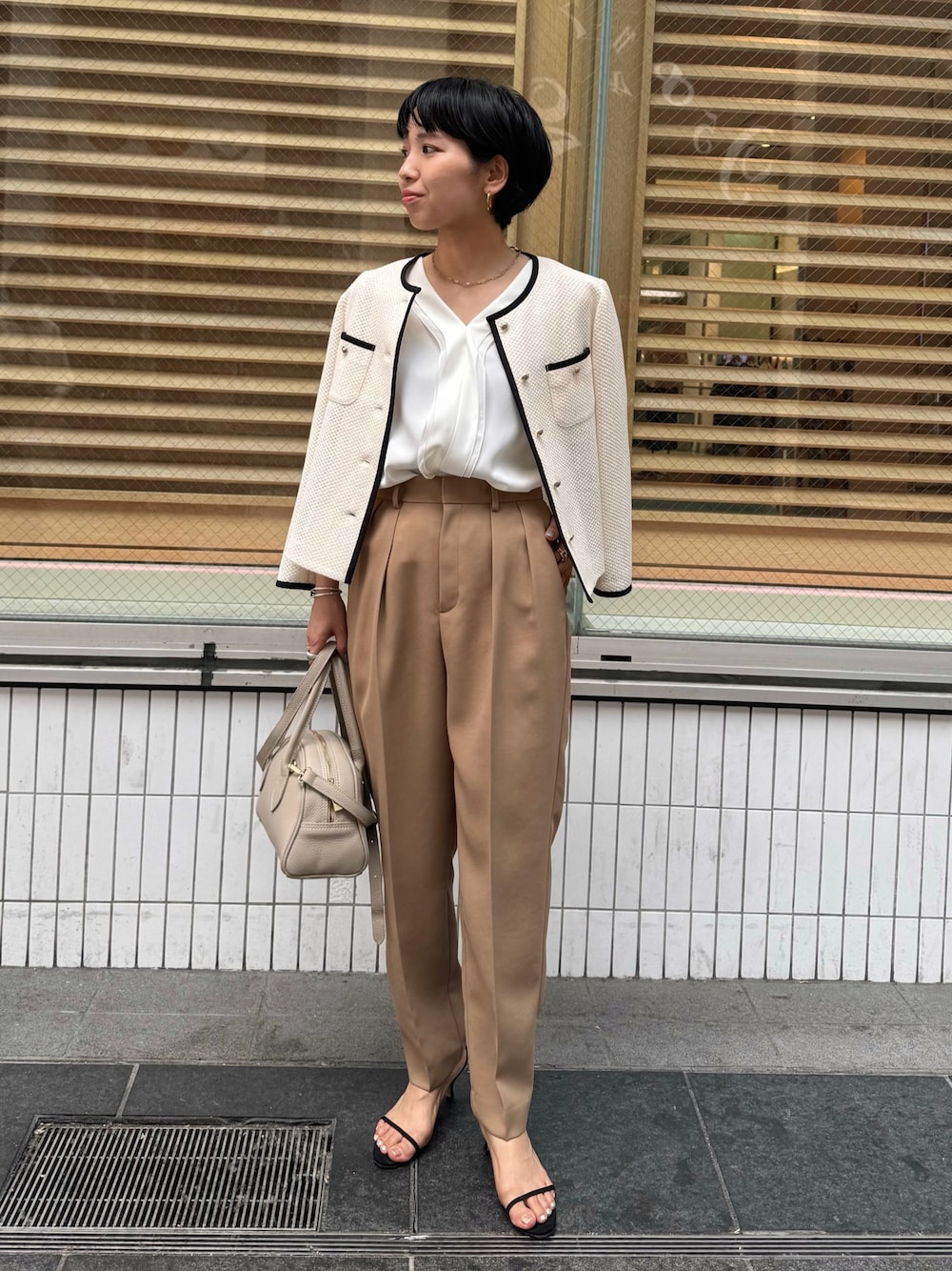 「オフィスカジュアル、オフィススタイル、オフィスコーデ、低身長、低身長コーデ、パンツ、パンツスタイル、パンツコーデ、ジャケット、ジャケットスタイル、ジャケットコーデ、通勤、通勤コーデ、通勤スタイル、ショートヘア」｜「NOLLEY’Sのラウンドボストンバッグ（ボストンバッグ、ベージュ系）」を使った、nol takemoriさん（骨格ウェーブ・レディース・154cm）の春コーディネートの1枚目の写真
