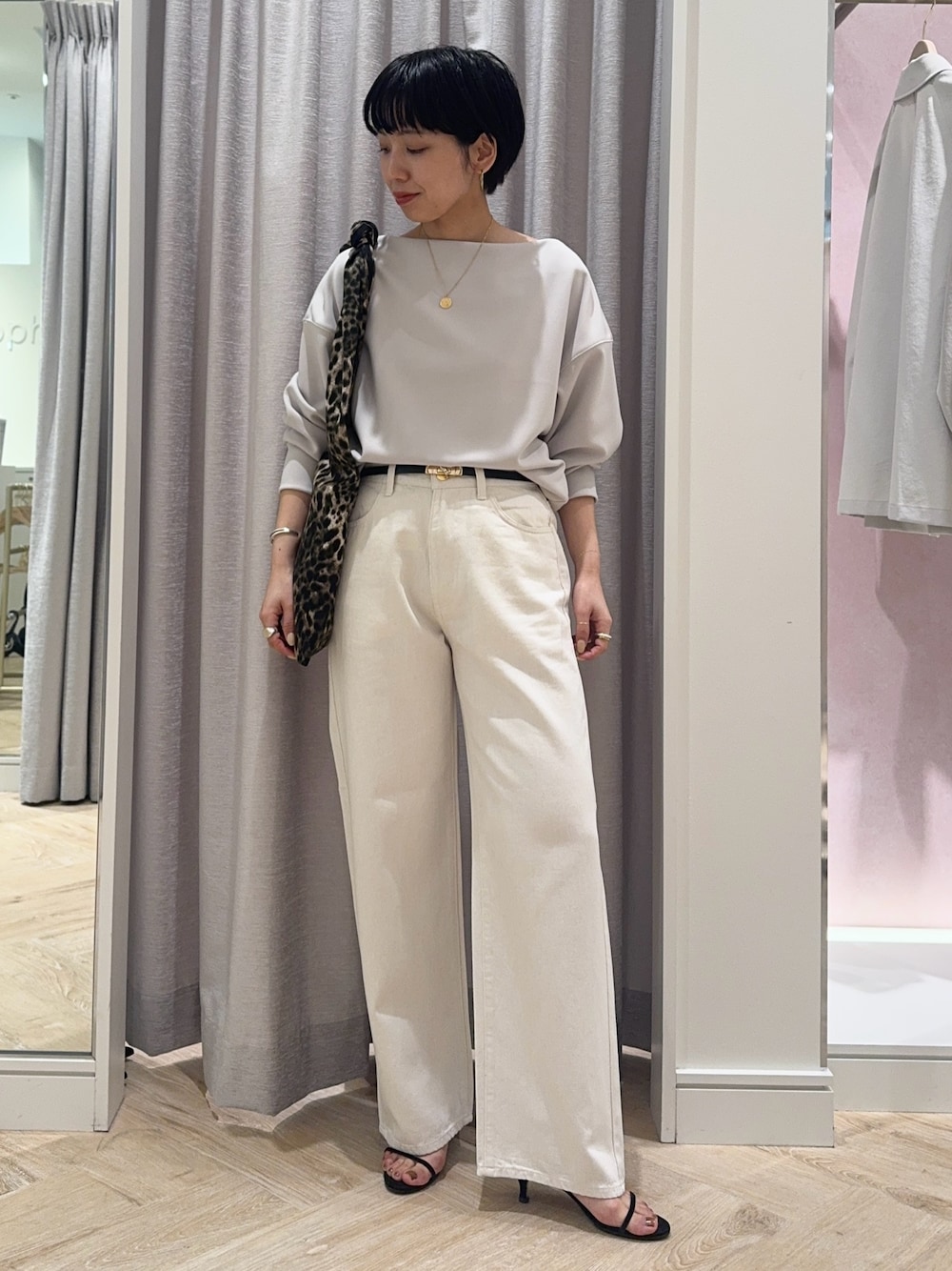 ベージュ系のTシャツ/カットソー、ホワイト系のその他パンツ、その他のエコバッグ/サブバッグを着用したレディースの春コーディネートの1枚目の写真