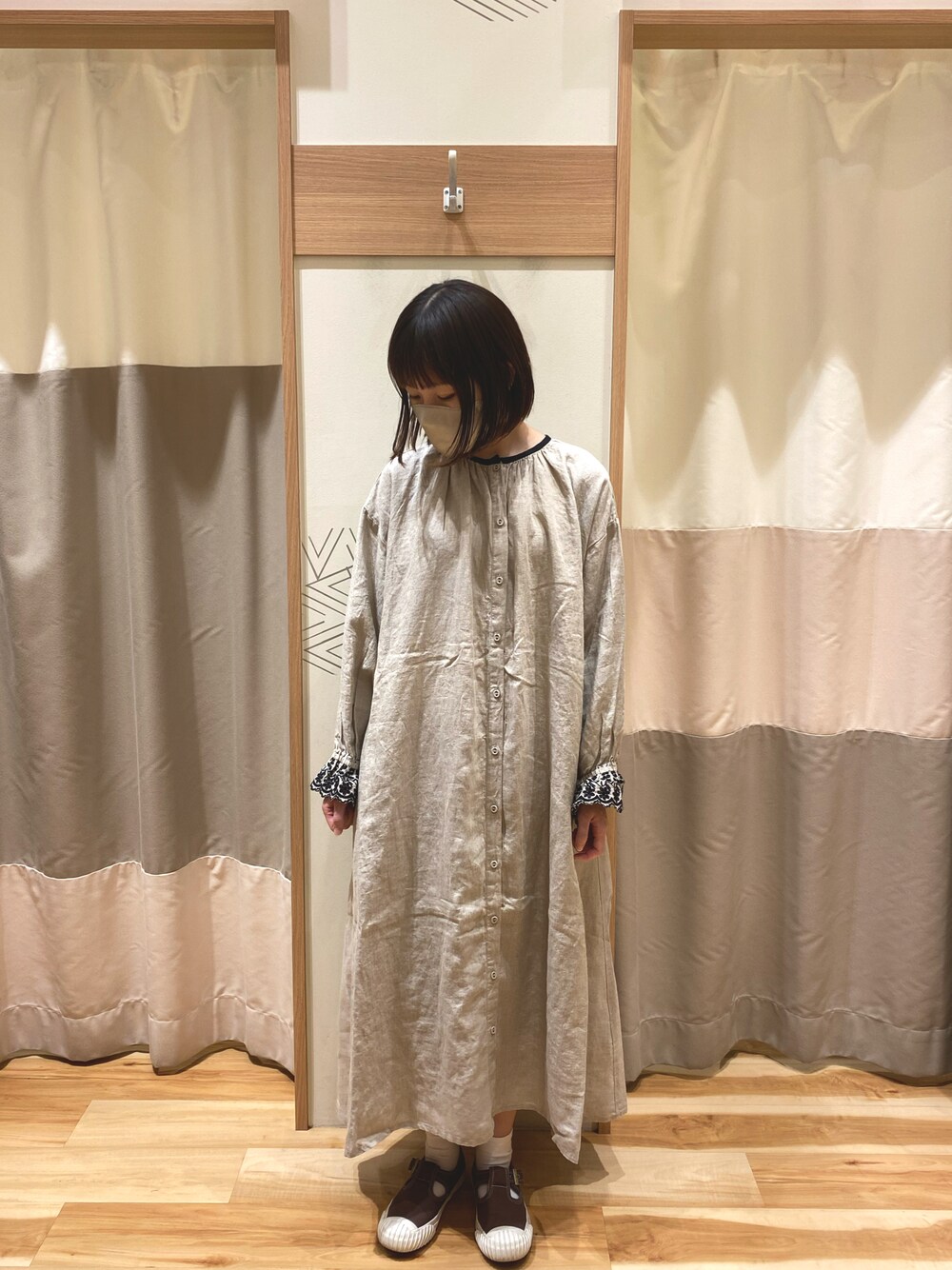 「Samansa Mos2、サマンサモスモス(Samansa Mos2)、SM2、kazumiコラボ、大人ガーリー、ワントーンコーデ、ナチュラル、休日スタイル、低身長コーデ、秋、コンバース、ワンピース」｜「CONVERSEのアイテム（スニーカー、ブラウン系）」を使った、yuさん（レディース・153cm）の夏コーディネートの1枚目の写真
