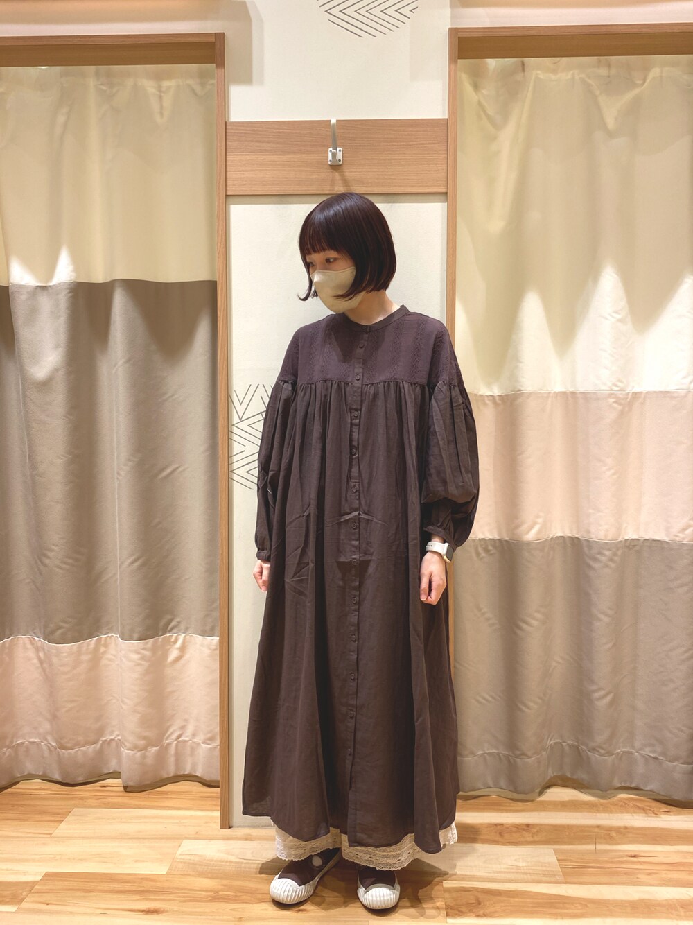「Samansa Mos2、サマンサ モスモス(Samansa Mos2)、SM2、秋のコーデ、今日のコーデ、ワンピース、ootd、大人ガーリー、低身長コーデ、大人カジュアル、ナチュラル」｜「Samansa Mos2の切替ギャザーワンピース（ワンピース、ブラウン系）」を使った、yuさん（レディース・153cm）の秋コーディネートの1枚目の写真