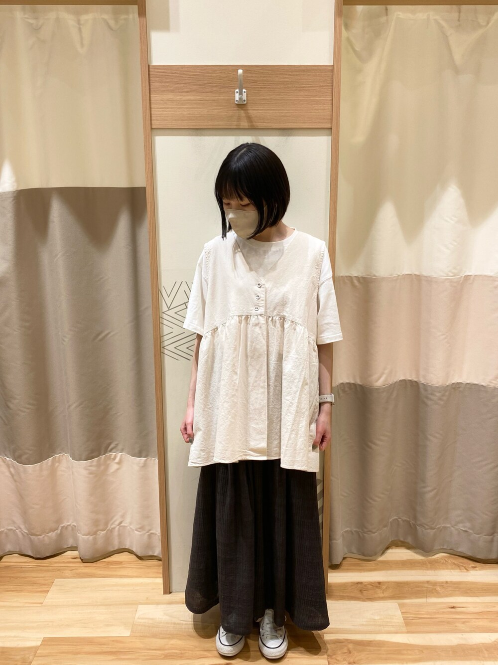 「サマンサ モスモス(Samansa Mos2)、SM2、Samansa Mos2、今日のコーデ、ootd、低身長コーデ、シンプルコーデ、スカート、Tシャツ」｜「Samansa Mos2のリネン混Vネックベスト（ベスト、ホワイト系）」を使った、yuさん（レディース・153cm）の春コーディネートの1枚目の写真