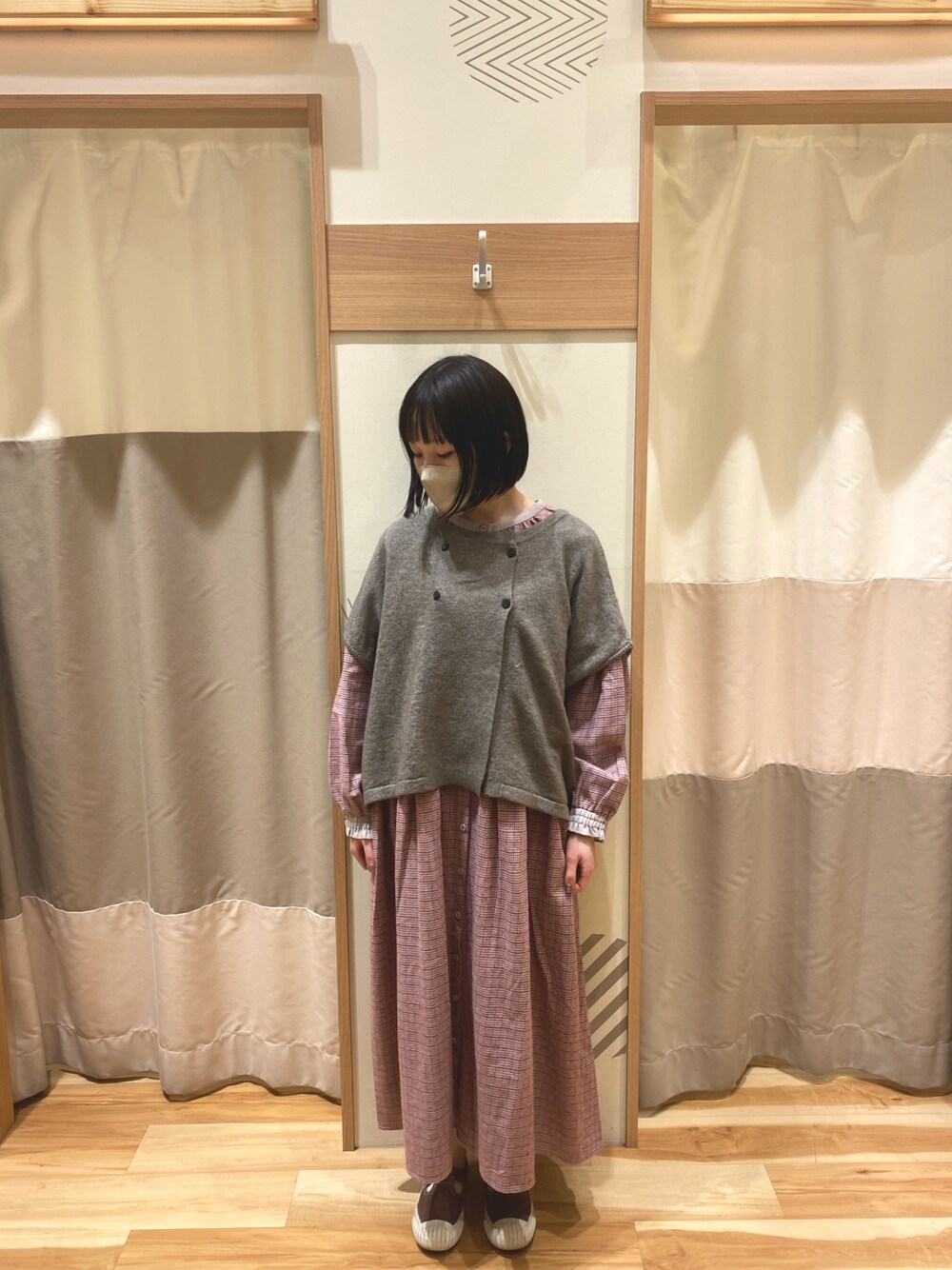 「サマンサ モスモス(Samansa Mos2)、SM2、Samansa Mos2、春コーデ、春、ワンピース、コンバース、ベスト、チェック、低身長、ootd」｜「CONVERSEのアイテム（スニーカー、ブラウン系）」を使った、yuさん（レディース・153cm）の冬コーディネートの1枚目の写真