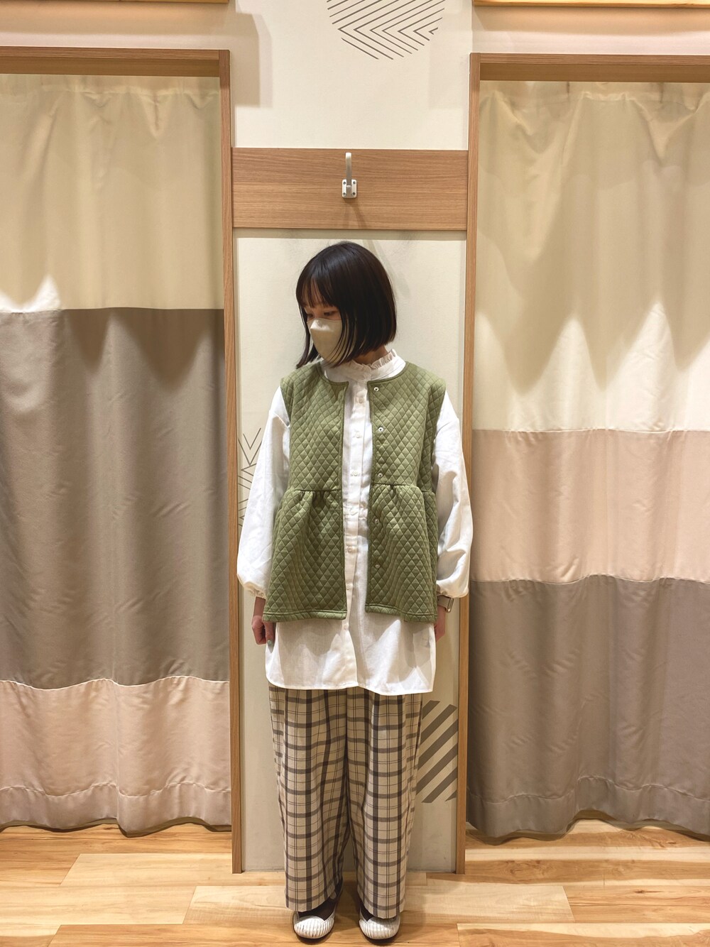 「SM2、サマンサ モスモス(Samansa Mos2)、Samansa Mos2、大人カジュアル、休日コーデ、ベスト、チェック、キルティング、パンツスタイル、低身長、ootd」｜「Samansa Mos2の前後2WAY切替ギャザーチュニック（チュニック、ホワイト系）」を使った、yuさん（レディース・153cm）の春コーディネートの1枚目の写真
