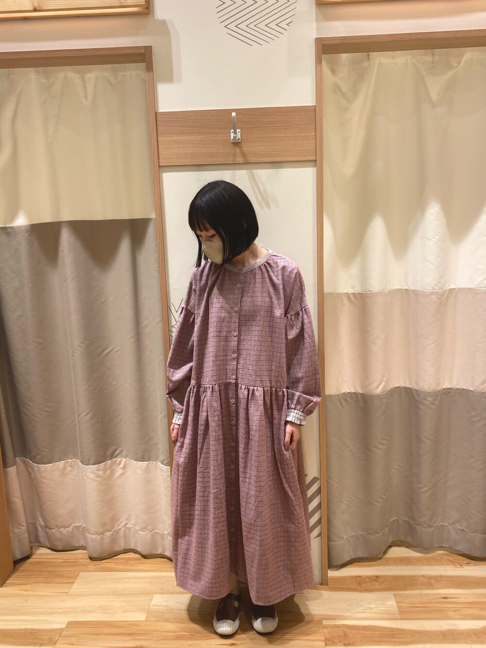 「サマンサ モスモス(Samansa Mos2)、SM2、Samansa Mos2、低身長コーデ、ゆるコーデ、スニーカーコーデ、チェック、大人カジュアル、ワンピース、ナチュラル、カジュアルコーデ、コンバース」｜「CONVERSEのアイテム（スニーカー、ブラウン系）」を使った、yuさん（レディース・153cm）の冬コーディネートの1枚目の写真