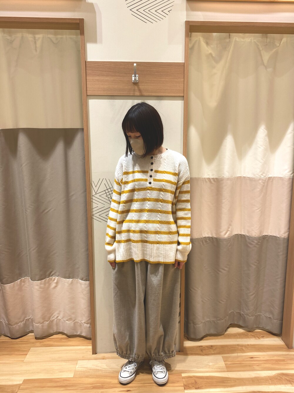 「Samansa Mos2、サマンサモスモス、ボーダー、カジュアルコーデ、大人カジュアル、ootd、オフィスカジュアル、コンバース、パンツスタイル、ニット、SM2」｜「Samansa Mos2のケーブル編みボーダー柄前後2WAYカーディガン（カーディガン/ボレロ、イエロー系）」を使った、yuさん（レディース・153cm）の冬コーディネートの1枚目の写真