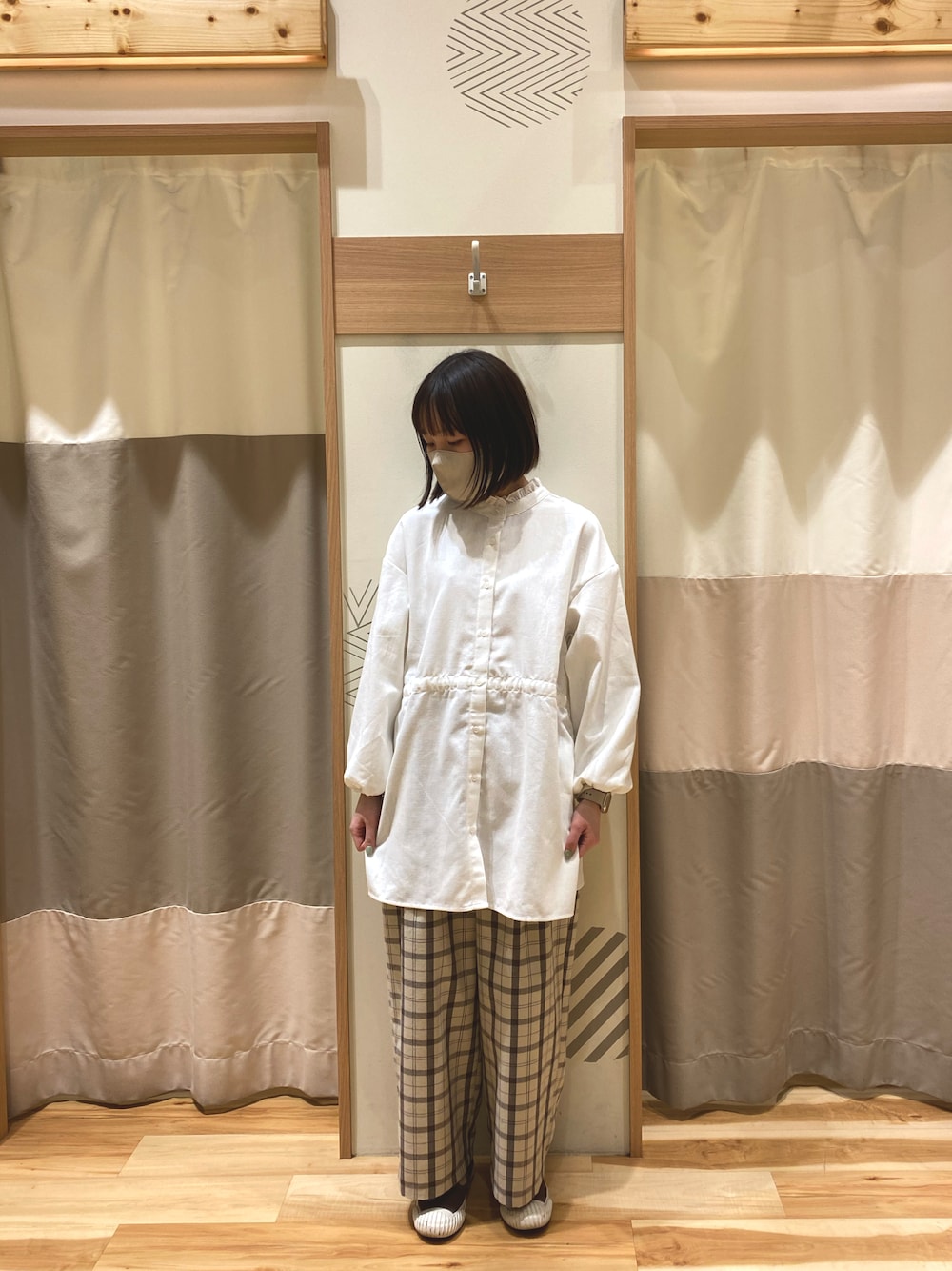 「Samansa Mos2、サマンサ モスモス(Samansa Mos2)、SM2、ナチュラル、シンプルスタイル、パンツスタイル、ゆるコーデ、ootd、低身長、チェック、春コーデ」｜「Samansa Mos2のタックゆるストレートパンツ（その他パンツ、ベージュ系）」を使った、yuさん（レディース・153cm）の冬コーディネートの1枚目の写真