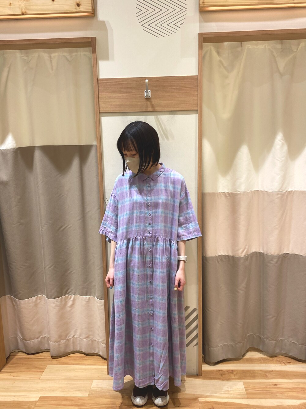 「サマンサ モスモス(Samansa Mos2)、SM2、Samansa Mos2、大人カジュアル、ootd、チェック、春、夏コーデ、ナチュラル、お出かけコーデ」｜「Samansa Mos2の【Sサイズ / WEB限定】【イージーケア】柄アソートリネン混シャツワンピース（ワンピース、パープル系）」を使った、yuさん（レディース・153cm）の春コーディネートの1枚目の写真