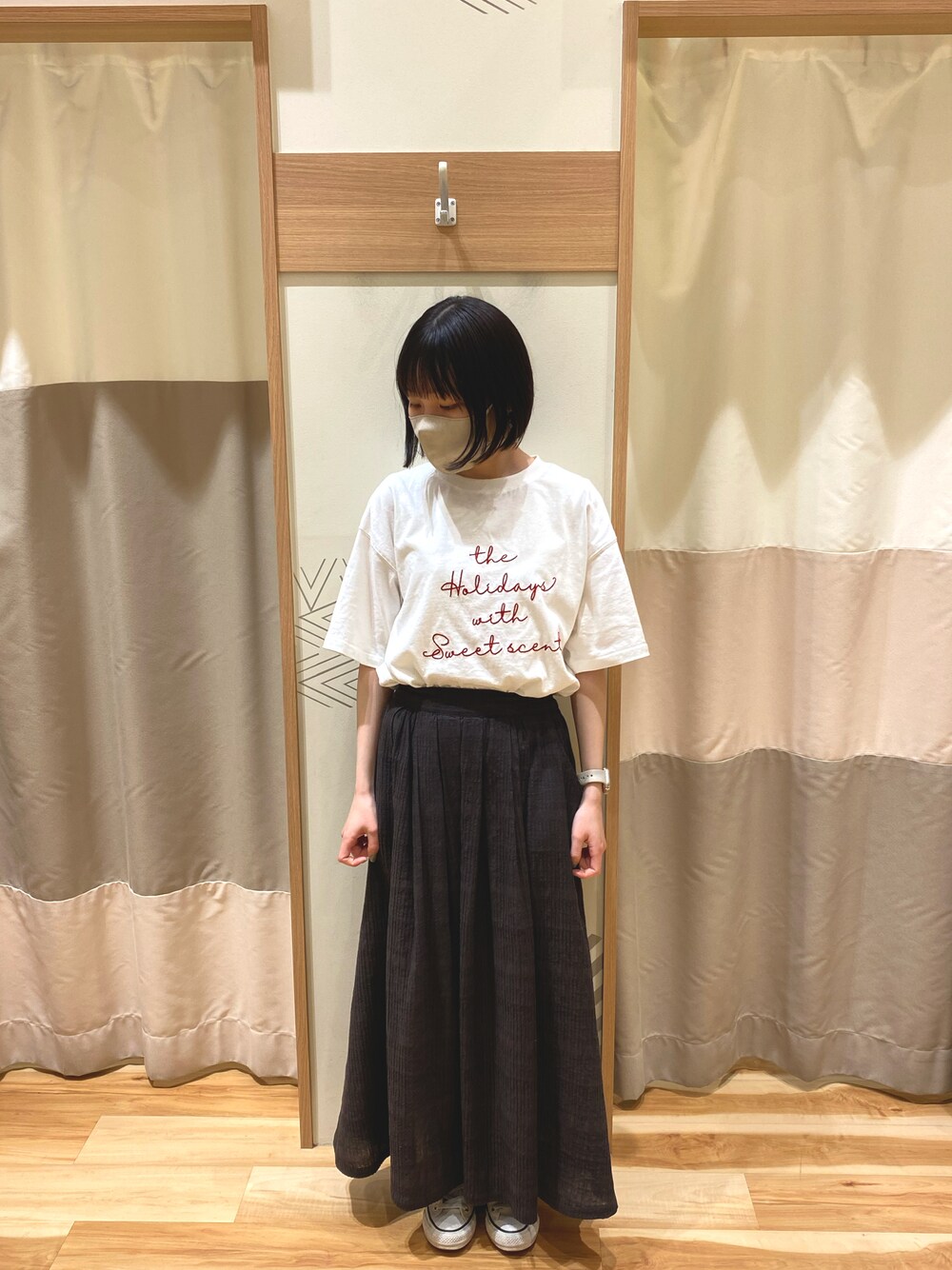 「サマンサ モスモス(Samansa Mos2)、Samansa Mos2、SM2、Tシャツ、カジュアルコーデ、シンプルコーデ、ゆるコーデ、低身長コーデ、刺繍、ロゴT、お出かけコーデ、コンバース」｜「Samansa Mos2の柄アソートギャザースカート（スカート、グレー系）」を使った、yuさん（レディース・153cm）の春コーディネートの1枚目の写真